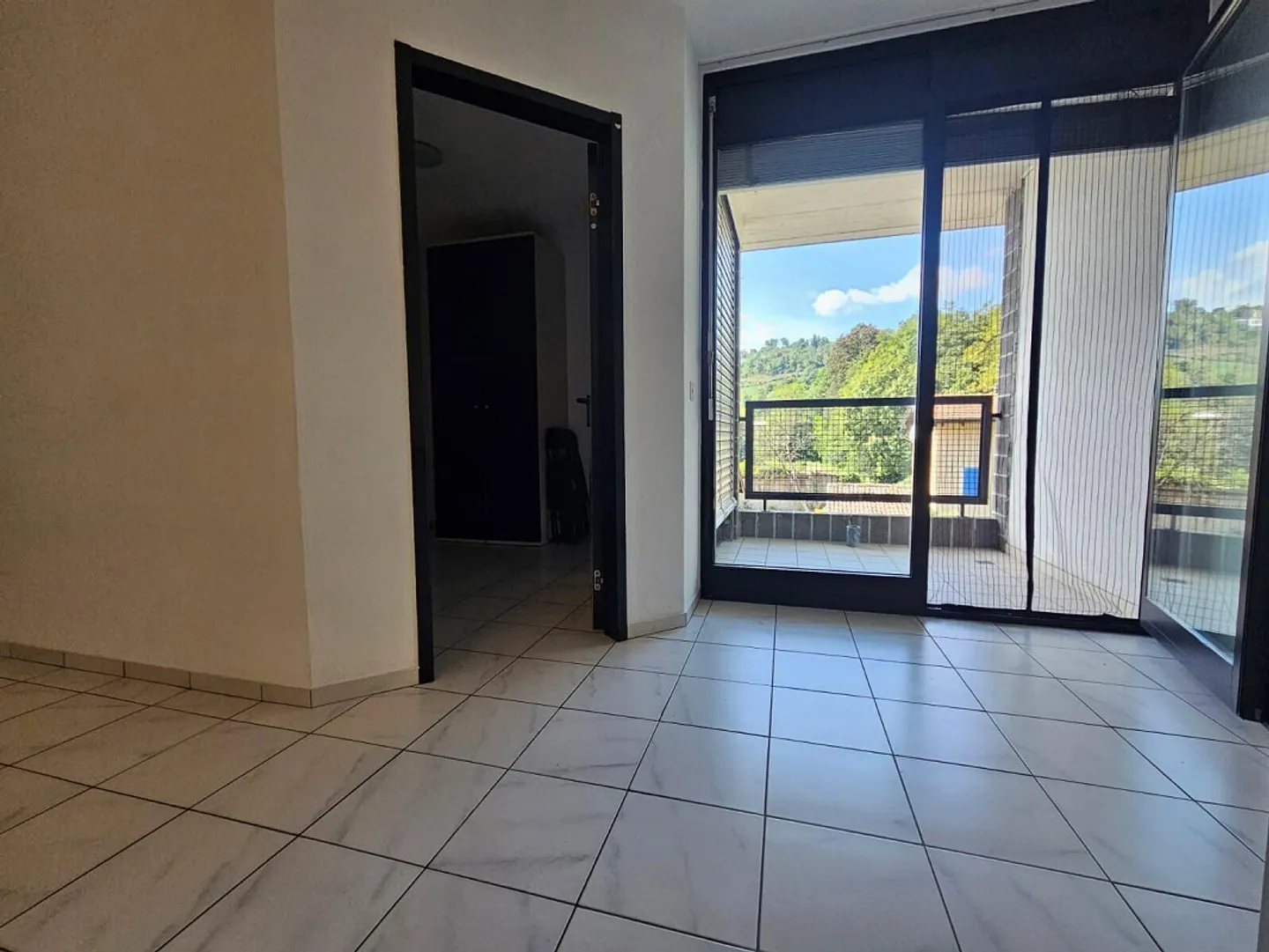 HELLER 2.5 ZIMMER MÖBLIERTE WOHNUNG MIT BALKON IN CANOBBIO - Foto 2 von 8