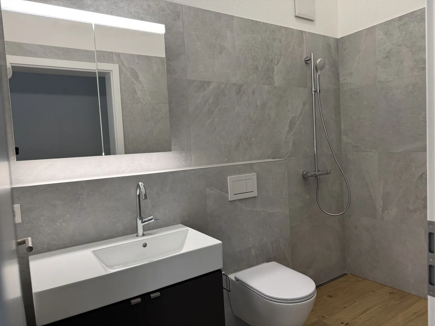 Prima locazione: appartamento mansardato di 4,5 stanze con carattere ad Sutz - Foto 11 di 15