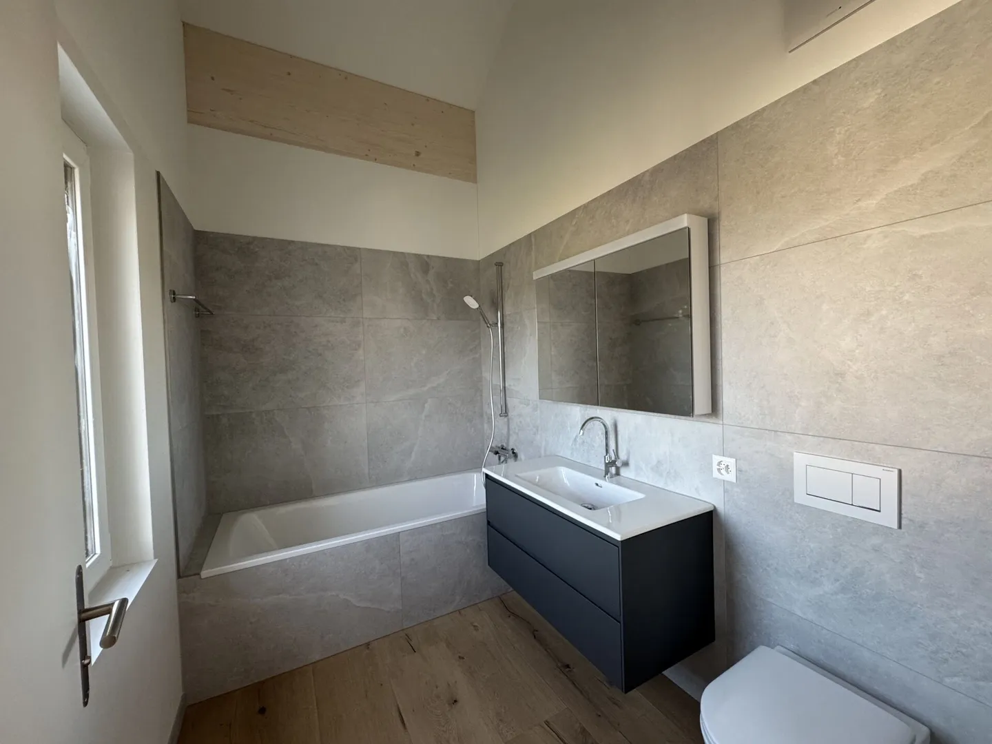 Prima locazione: appartamento mansardato di 4,5 stanze con carattere ad Sutz - Foto 9 di 15