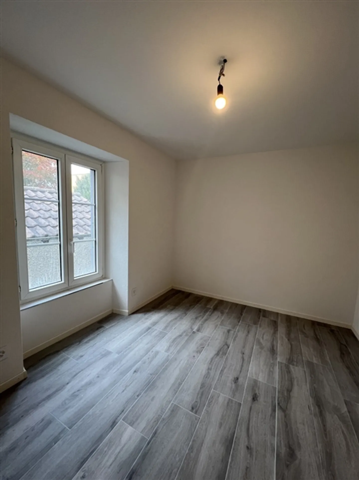 «Zu vermieten Appart. 3.5 Zimmerwohnung komplett renoviert in einem kleinen Gebäude» - Foto 6 von 8