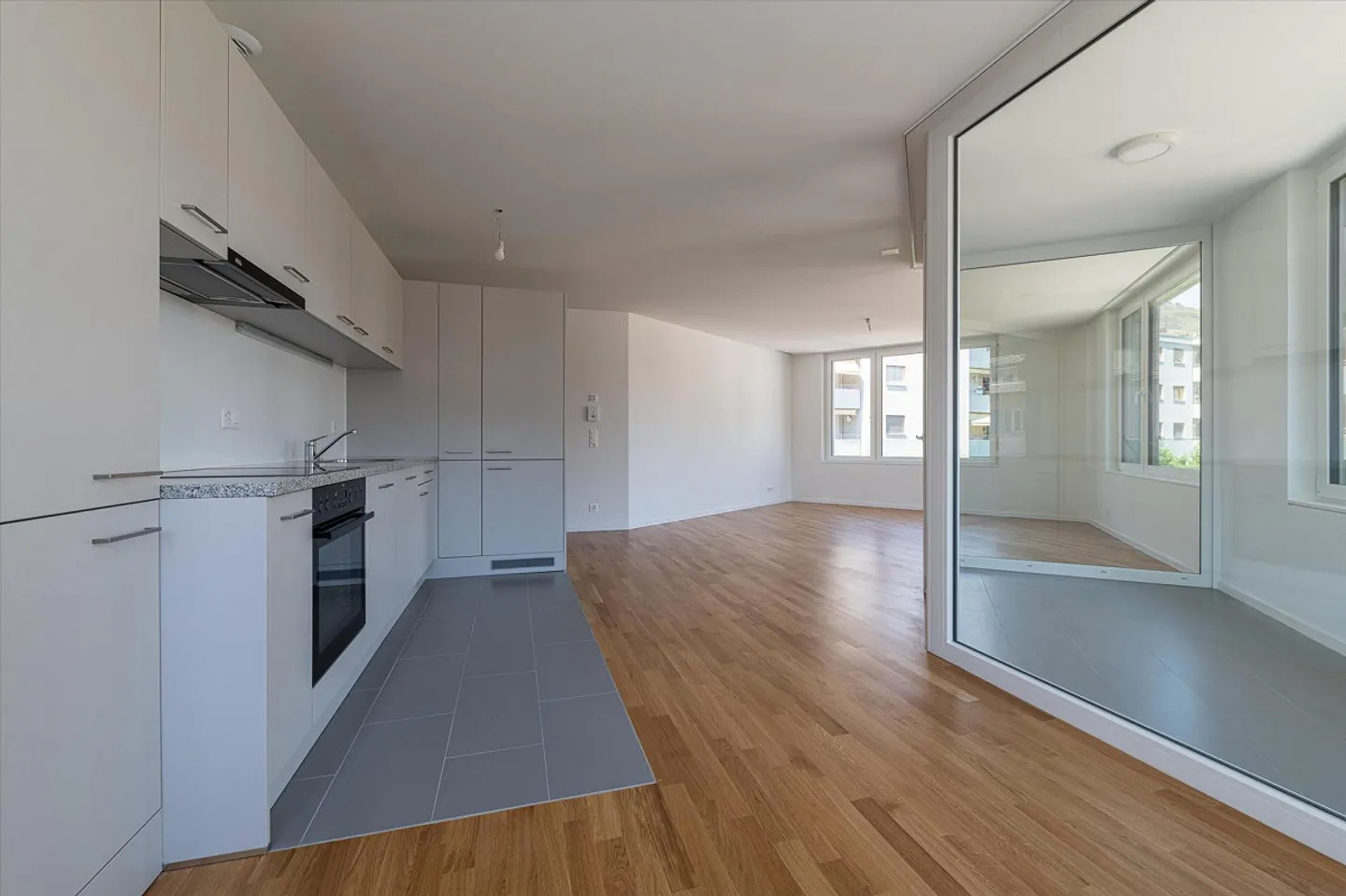 Beautiful recent apartment with rent guarantee offered! - Photo 2 of 5
