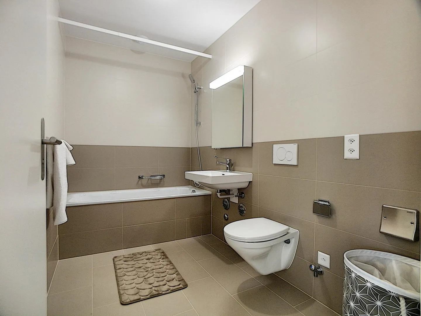 Beautiful recent apartment with rent guarantee offered! - Photo 3 of 5