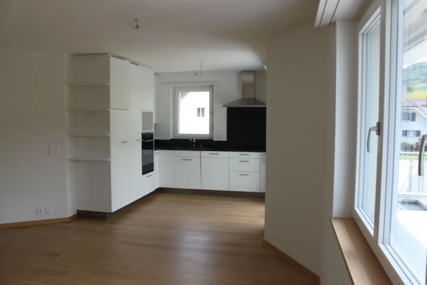 Appartement lumineux de 3,5 pièces avec vue et balcon - Photo 2 sur 5