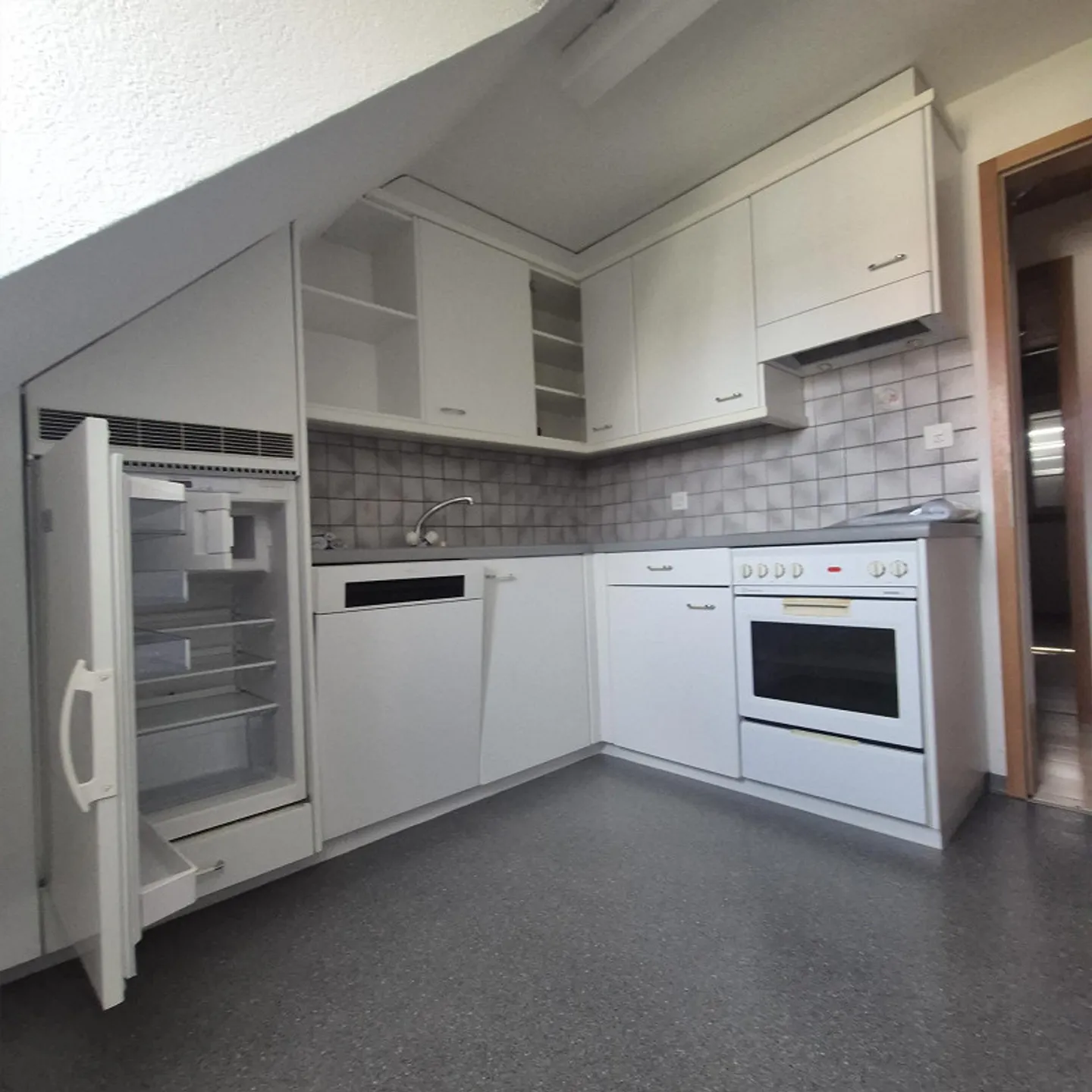 Charmante appartement 2.5 pièces avec balcon sur le toit au centre de Mörschwil - Photo 2 sur 6