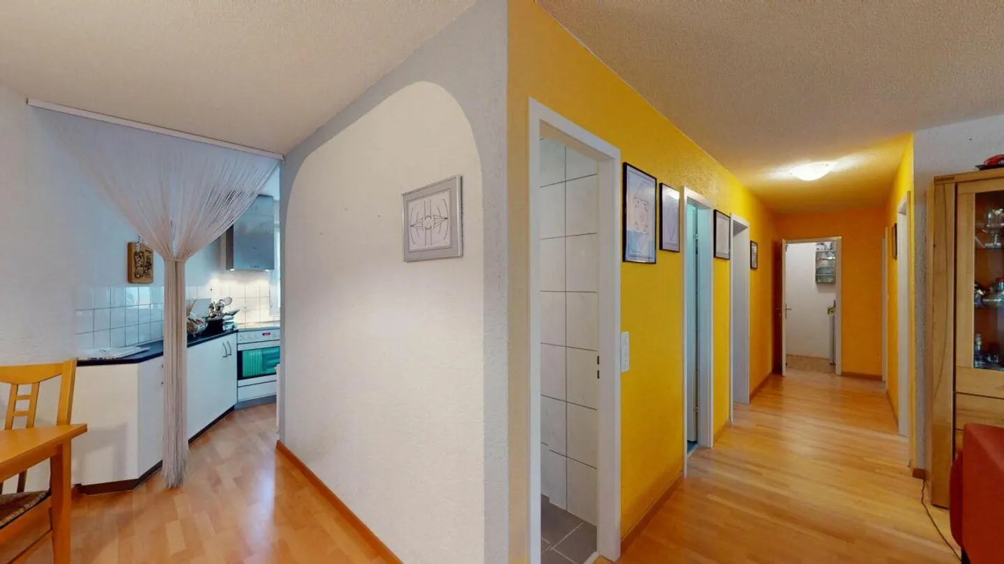 OBEN CASA - TRANQUILLA, SOLEGGIATA, VICINO ALLA NATURA: 4,5 STANZE CON BALCONE & LEGNO... - Foto 5 di 14