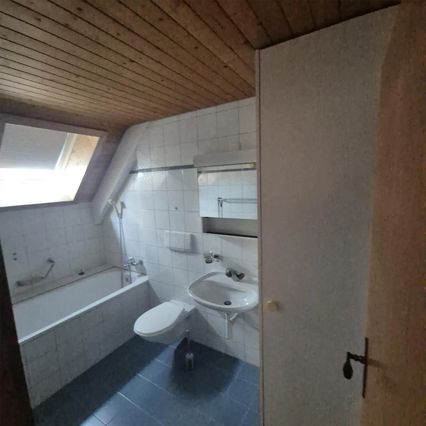 Charmante appartement 2.5 pièces avec balcon sur le toit au centre de Mörschwil - Photo 3 sur 6
