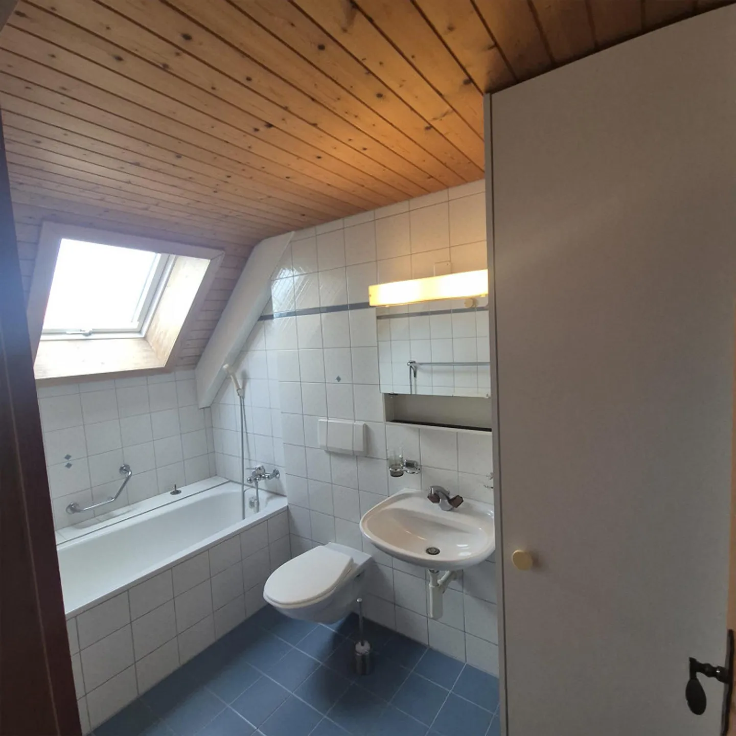 Charmante appartement 2.5 pièces avec balcon sur le toit au centre de Mörschwil - Photo 4 sur 6