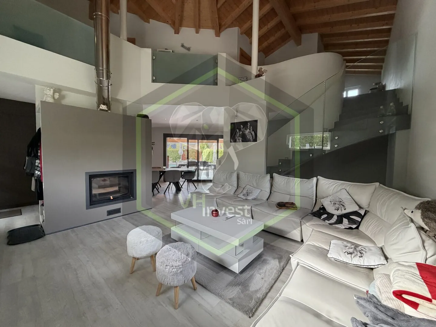 Villa contemporanea con piscina - Foto 3 di 9