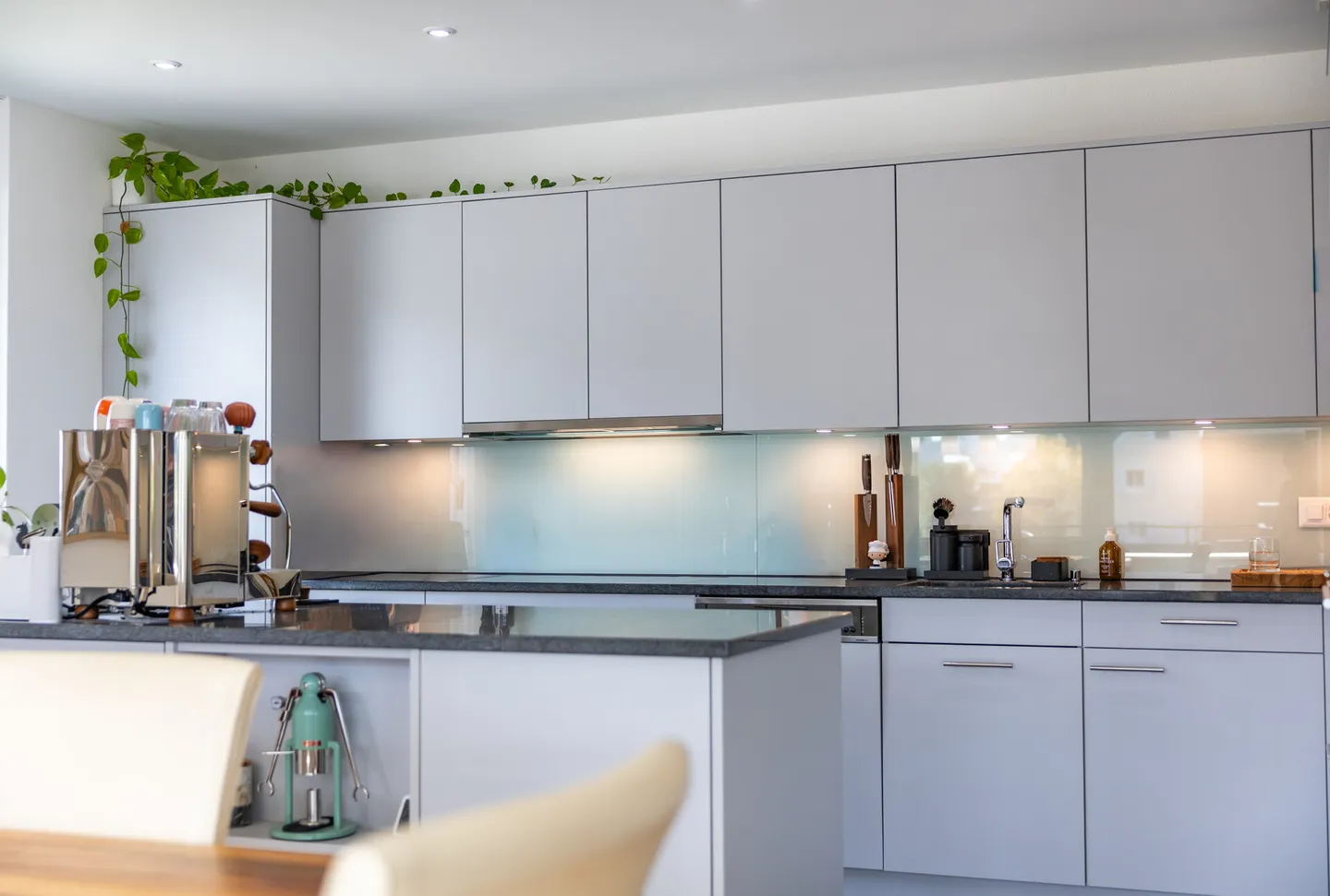 Moderne 3.5-Zimmer Attikawohnung an zentraler Lage mit Fernsicht - Foto 15 di 23