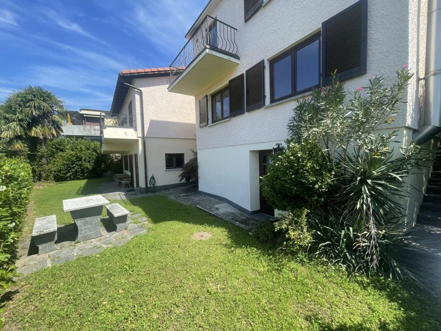 Due case unifamiliari con 3 appartamenti in vendita a Pazzallo. - Foto 2 di 8