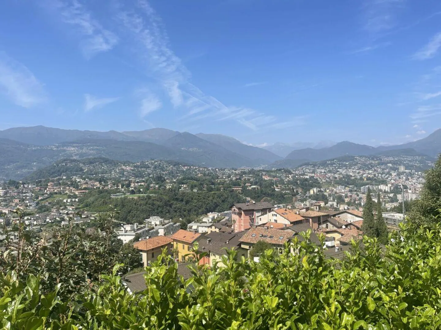 Due case unifamiliari con 3 appartamenti in vendita a Pazzallo. - Foto 1 di 8