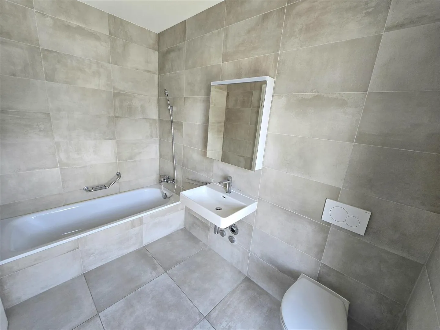 spacious apartment - Photo 4 of 7