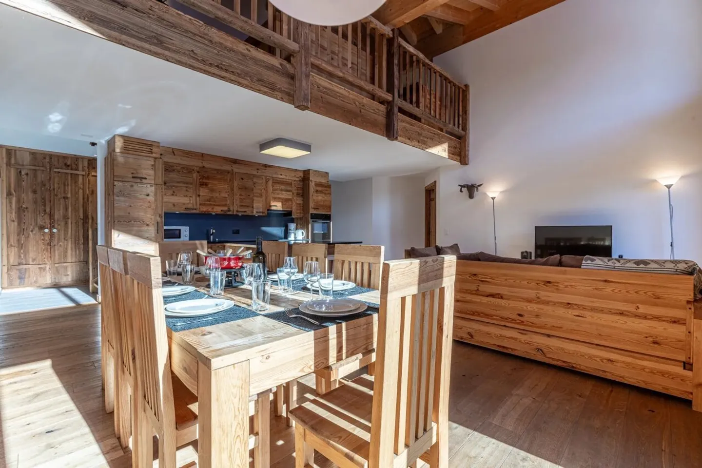 SPLENDID 5.5 ROOM DUPLEX SKI IN/SKI OUT CENTER STATION - Photo 4 of 13