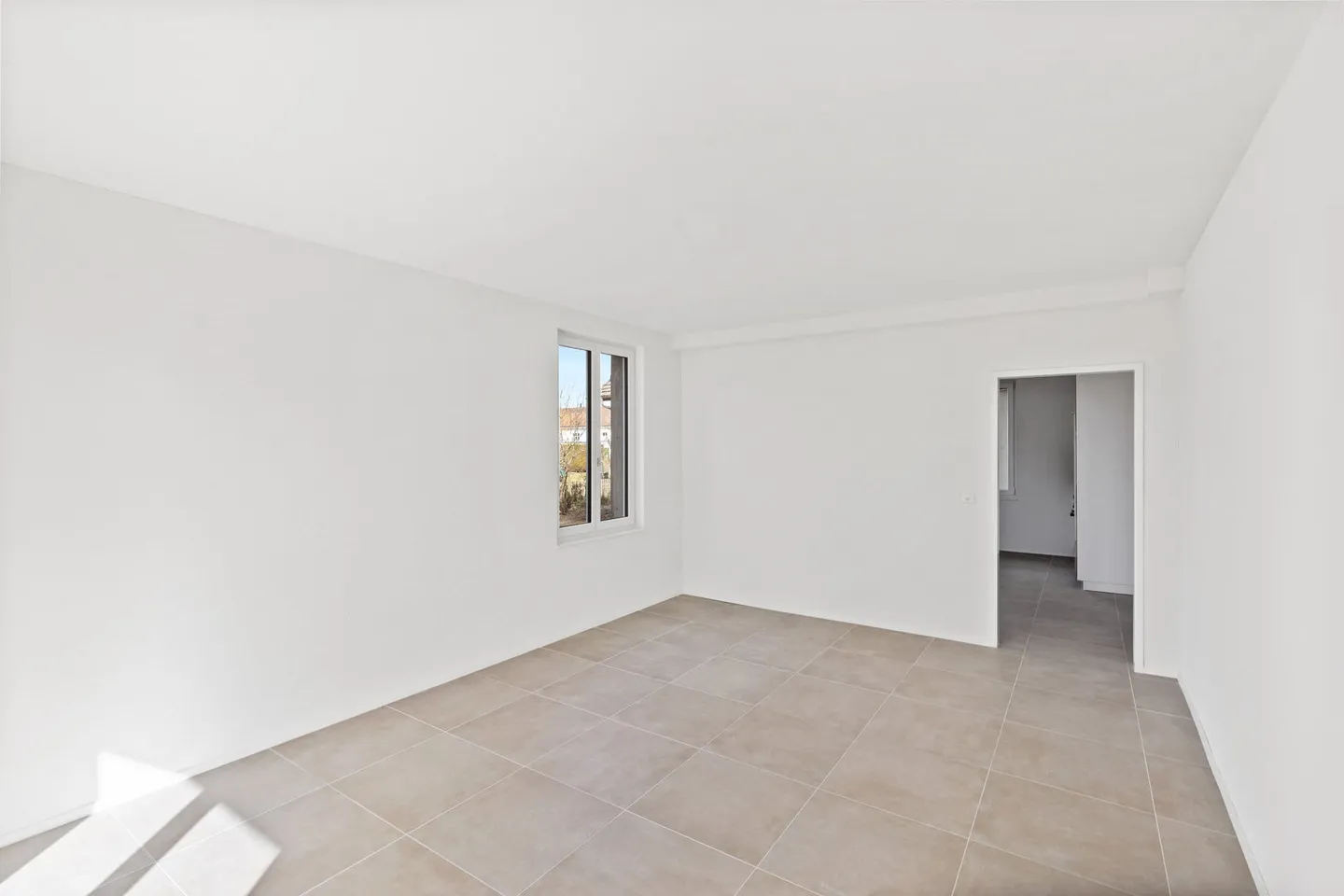 Appartement moderne de 2,5 pièces avec douche à effet pluie à Aarwangen - Photo 2 sur 6