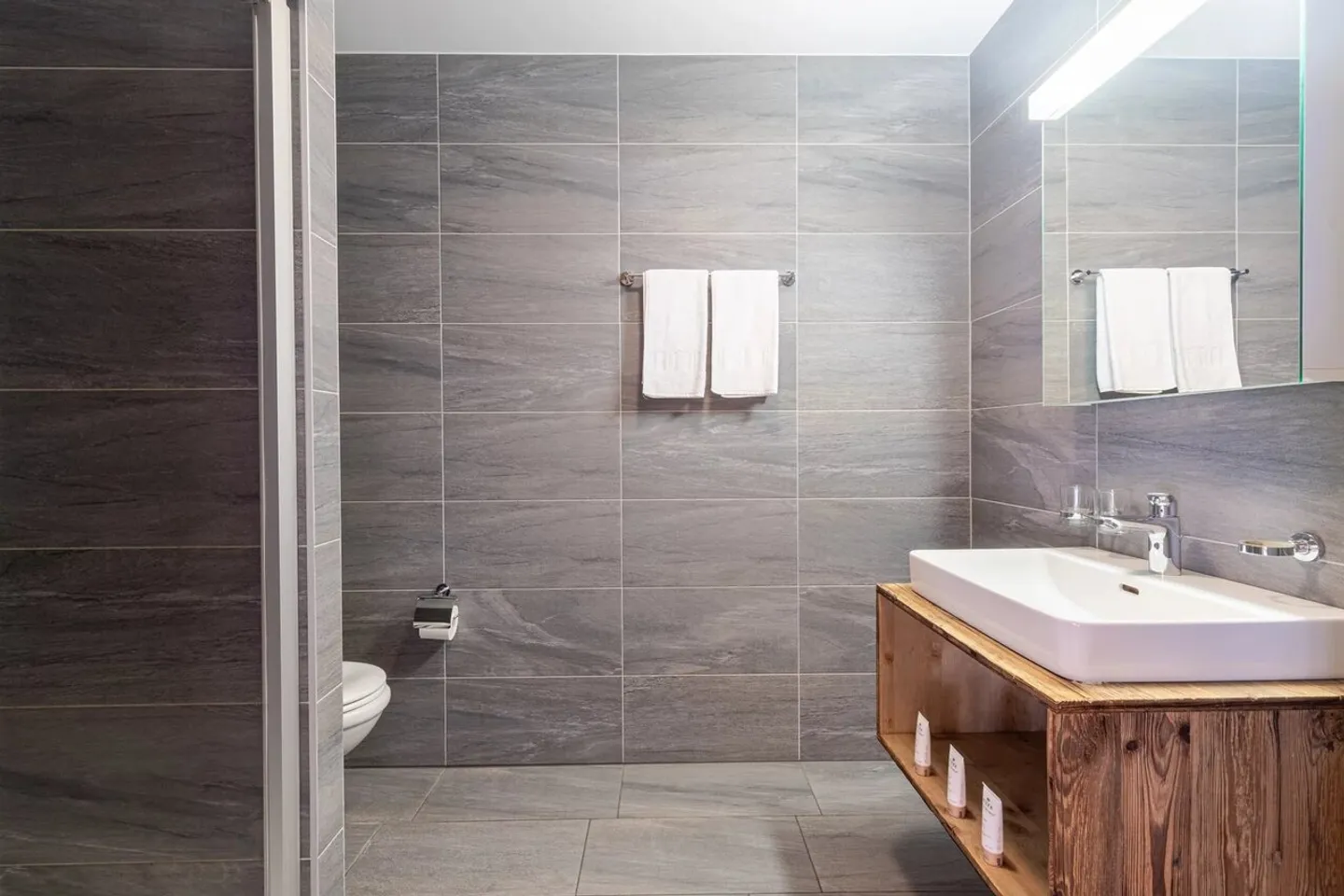 SPLENDID 5.5 ROOM DUPLEX SKI IN/SKI OUT CENTER STATION - Photo 10 of 13