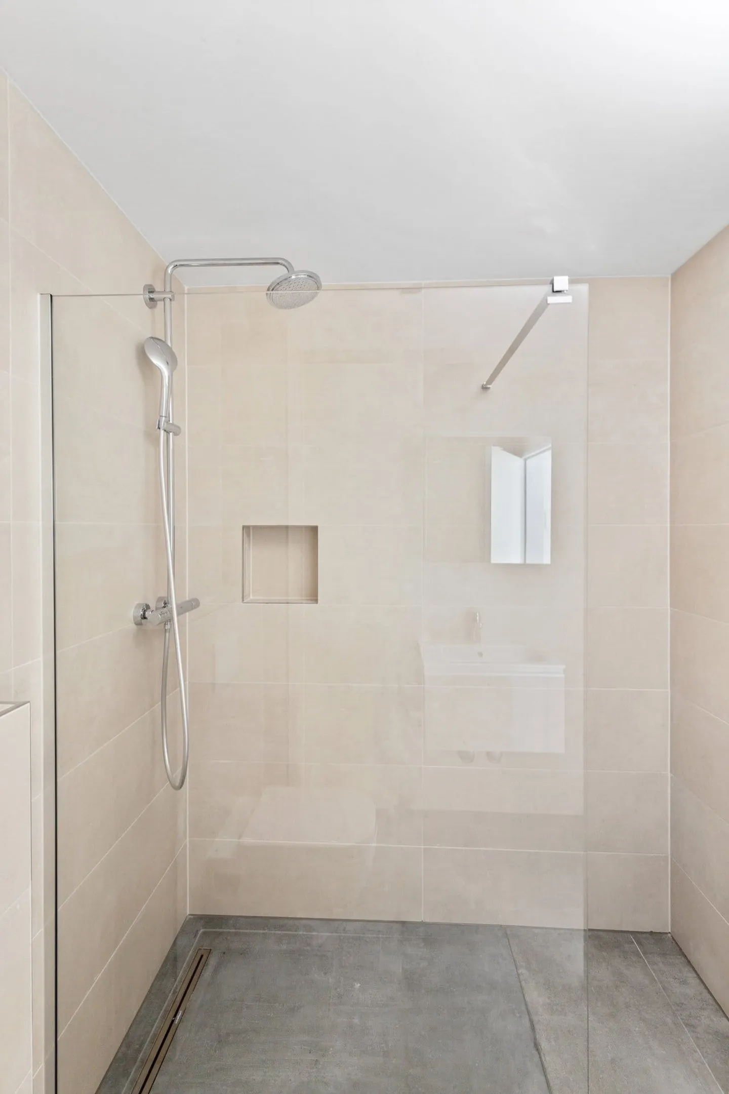 Appartement moderne de 2,5 pièces avec douche à effet pluie à Aarwangen - Photo 4 sur 6