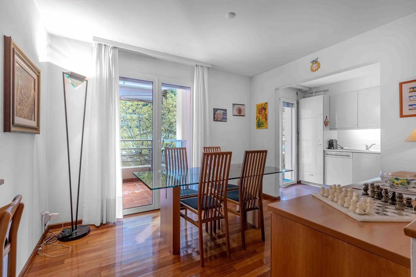 APPARTEMENT LUMINEUX DE 5,5 PIÈCES AVEC 3 TERRASSES À RIVA SAN VITALE - Photo 2 sur 10