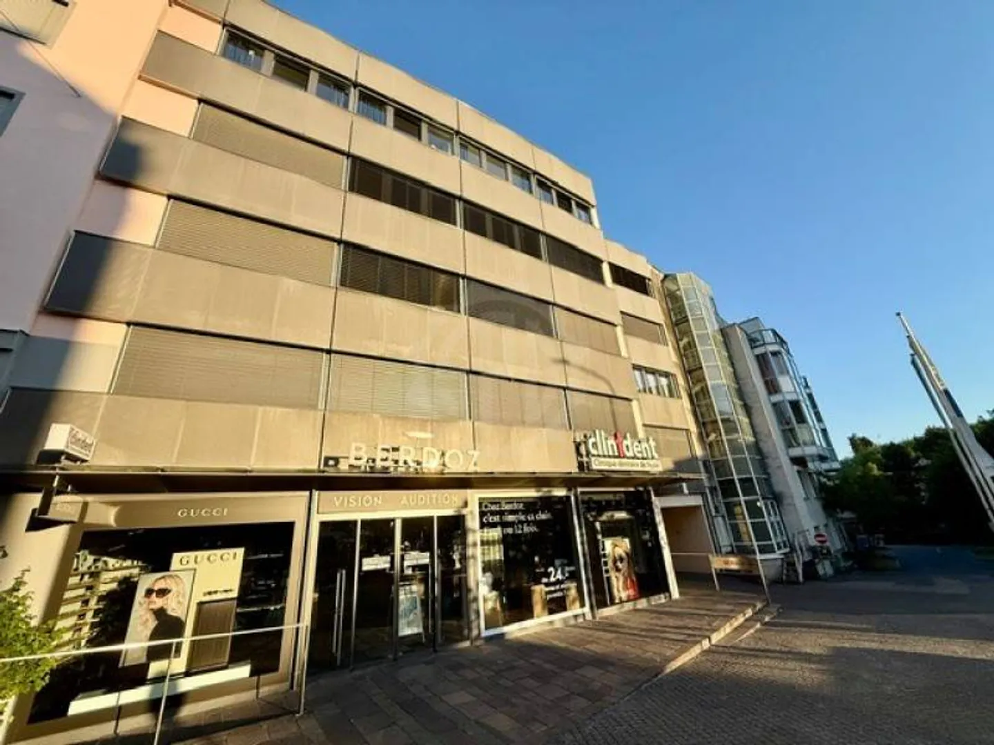 Dépôt de location - Nyon - Photo 1 sur 2