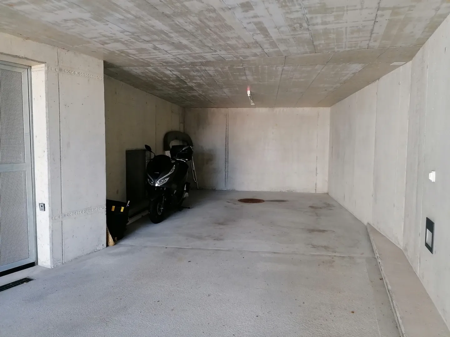 Gedeckter Parkplatz in Oberwil - Foto 1 von 4