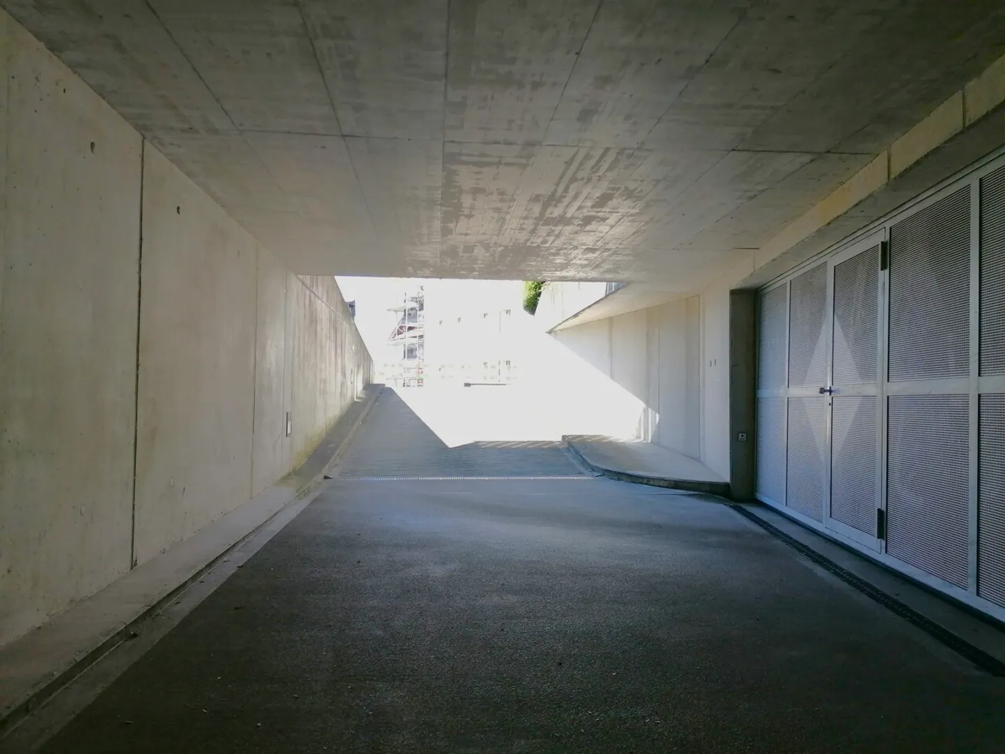 Gedeckter Parkplatz in Oberwil - Foto 3 von 4