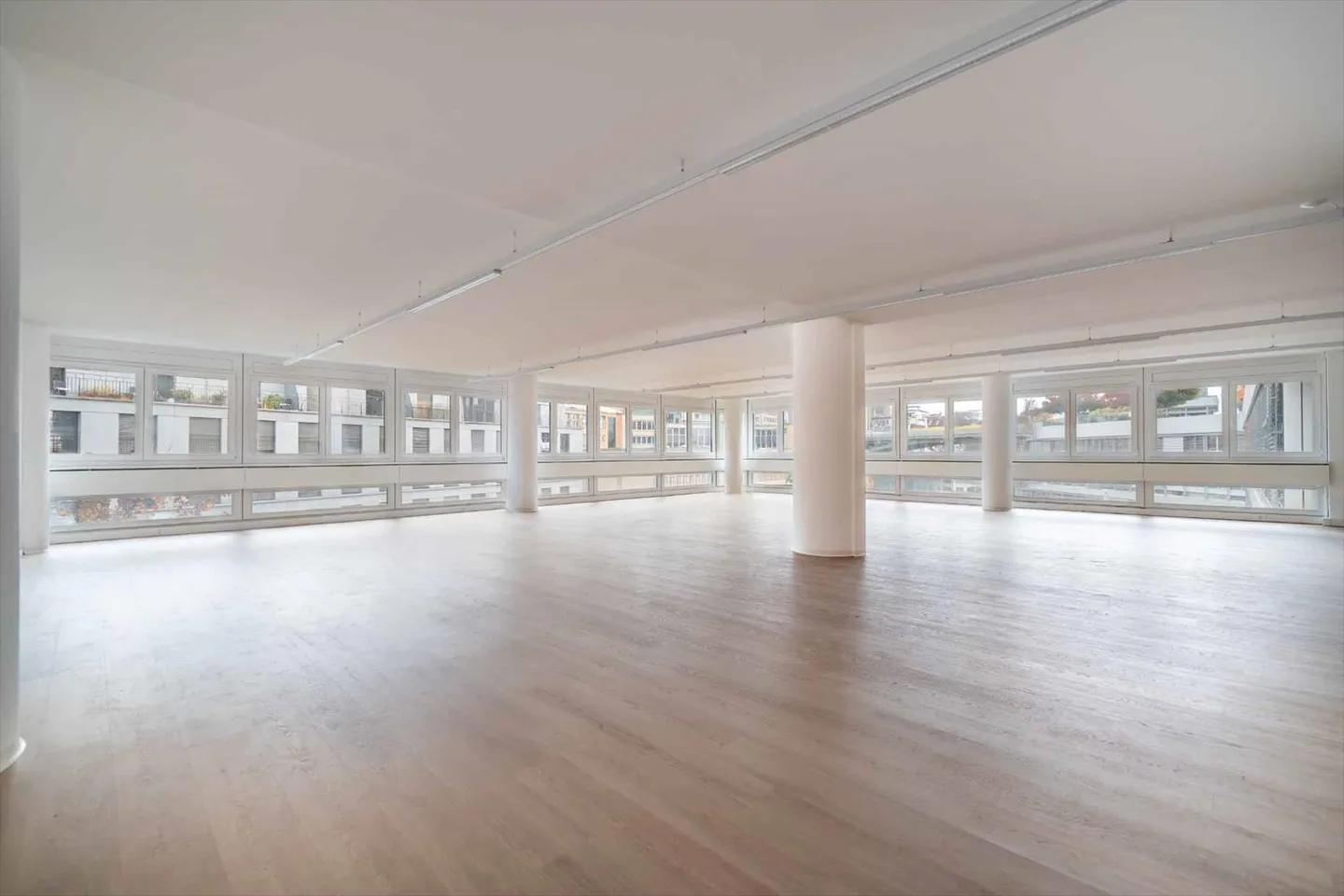 Locaux commerciaux modernes et entièrement rénovés de 123 m² et 204 m² - Photo 4 sur 7