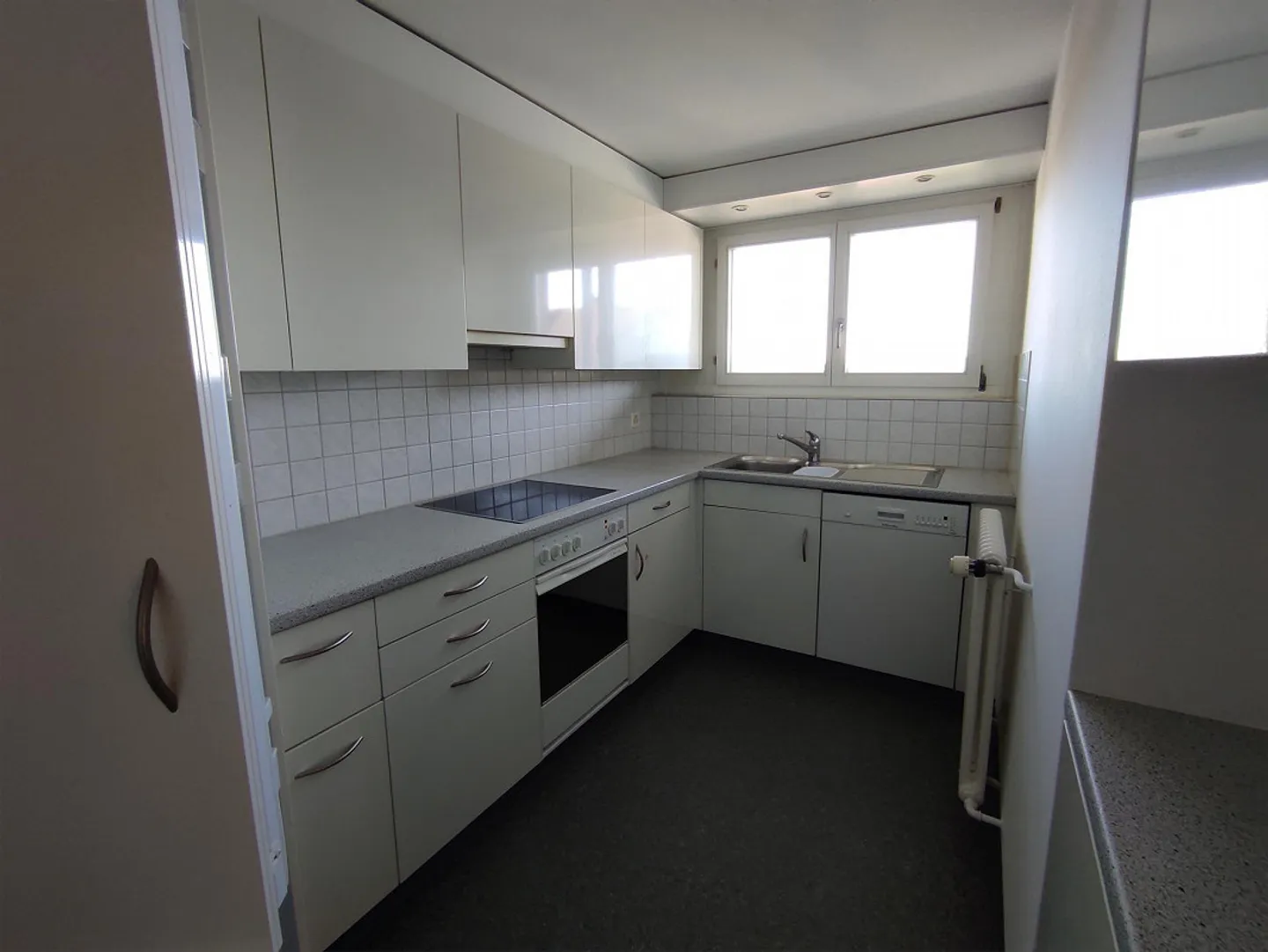 🏡 4½-Room Apartment with Balcony, Bicycle Room, Attic and Garage Box - Photo 8 of 21