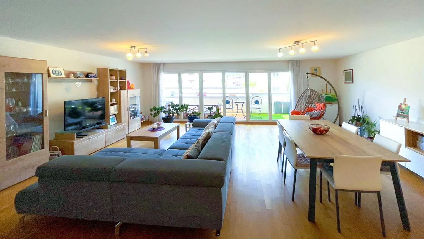 FOR SALE SPACIOUS 4.5 ROOM APARTMENT IN SIERRE - Photo 3 of 10