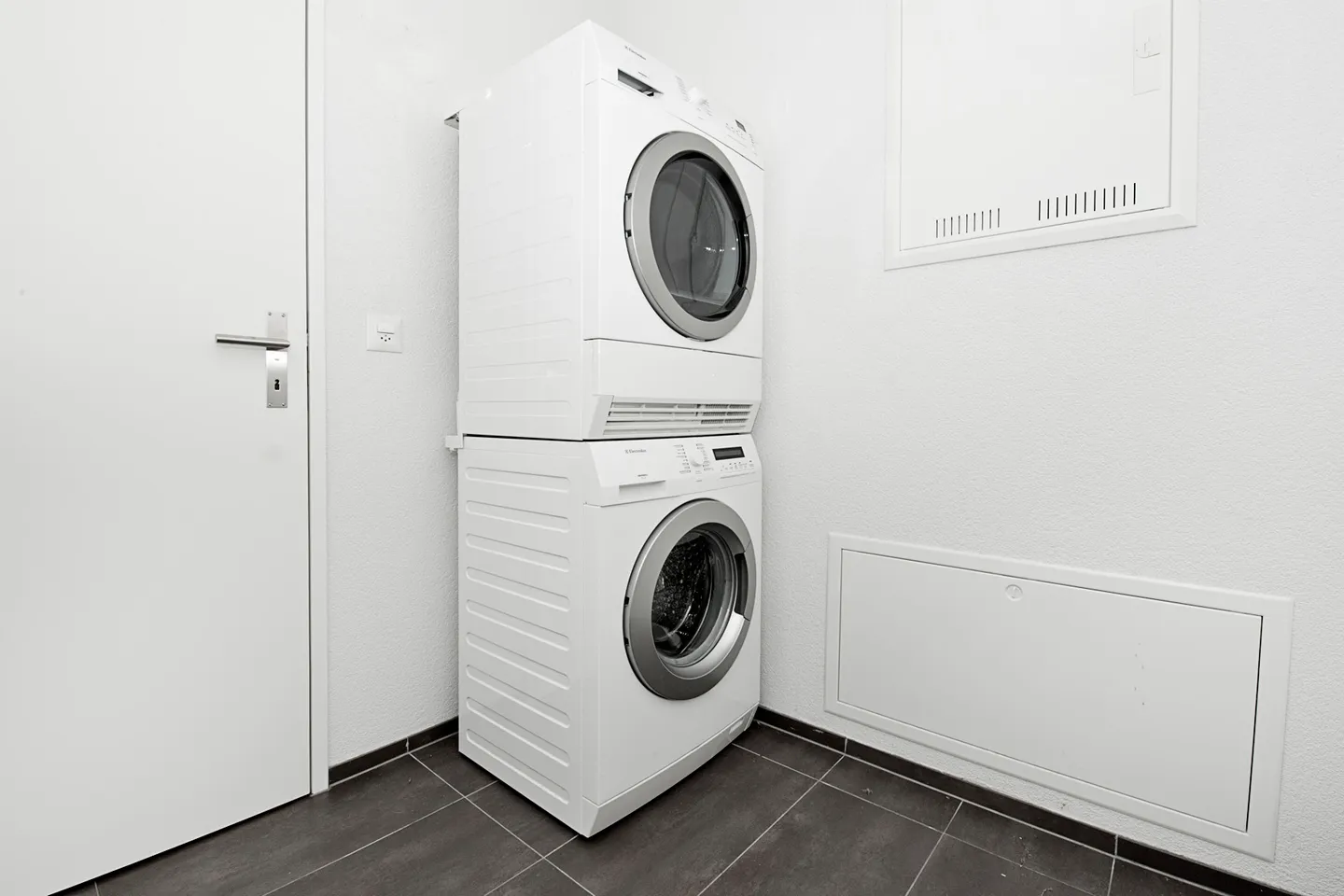 Modern 2.5-Room Apartment - Photo 3 of 3