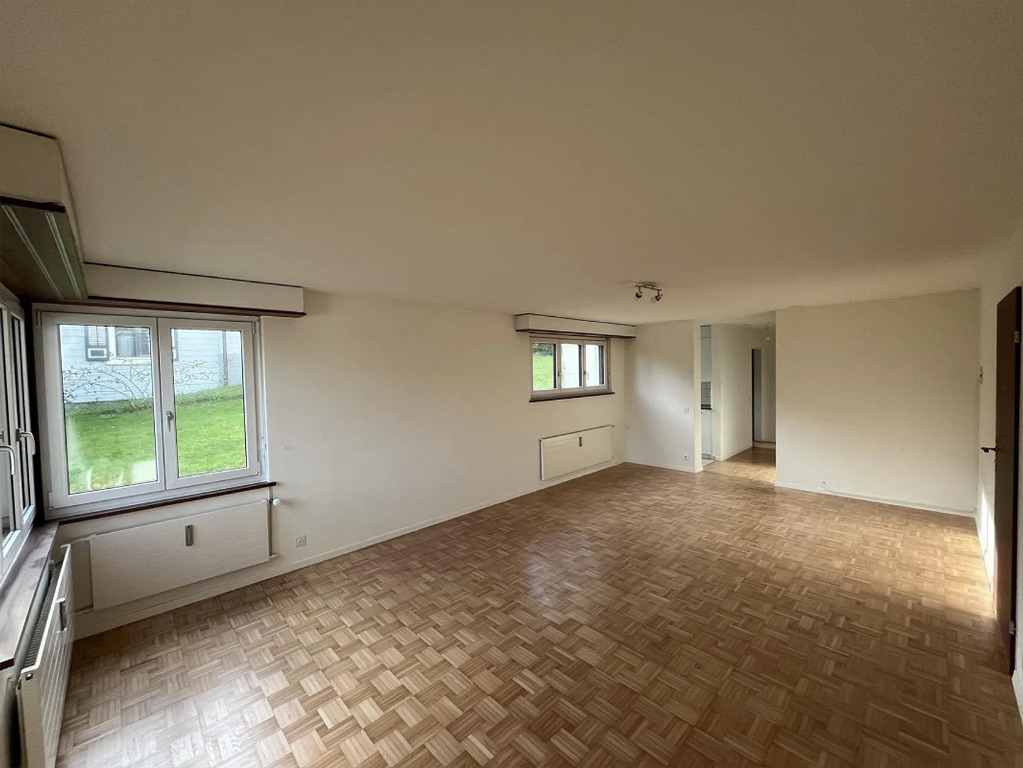 Appartement rénové de 1,5 pièce avec espace jardin et place de parking - Photo 1 sur 9