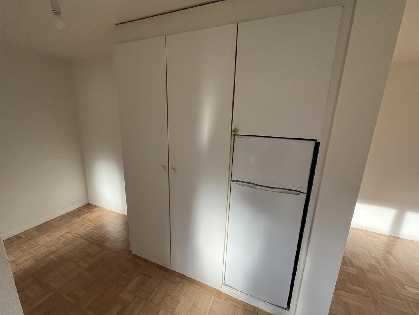 Appartement rénové de 1,5 pièce avec espace jardin et place de parking - Photo 2 sur 9