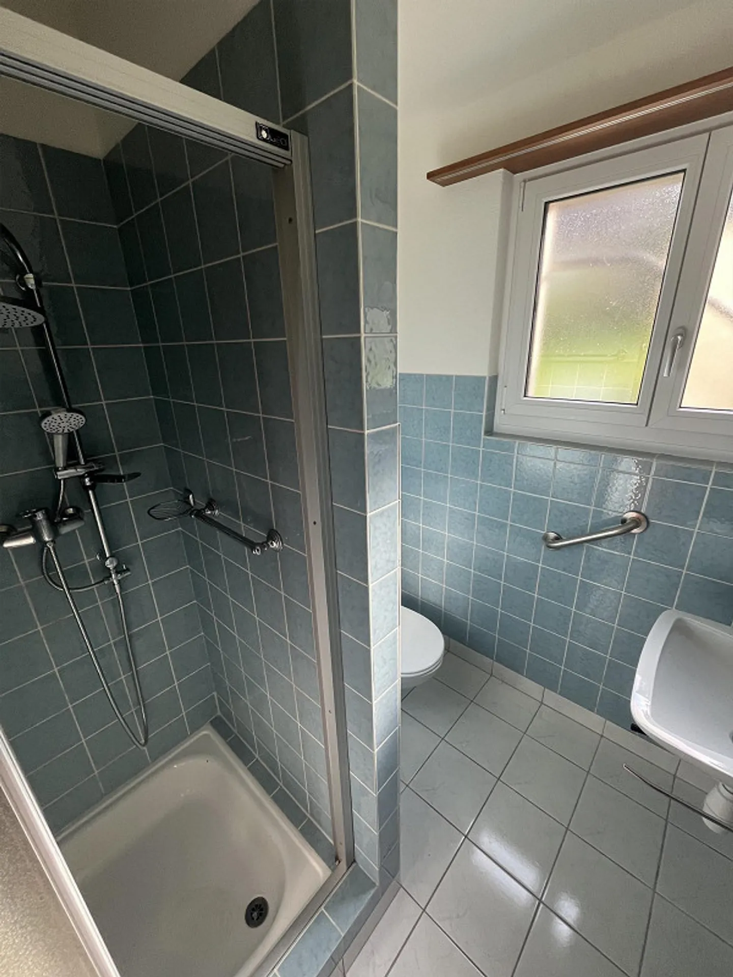 Appartement rénové de 1,5 pièce avec espace jardin et place de parking - Photo 4 sur 9