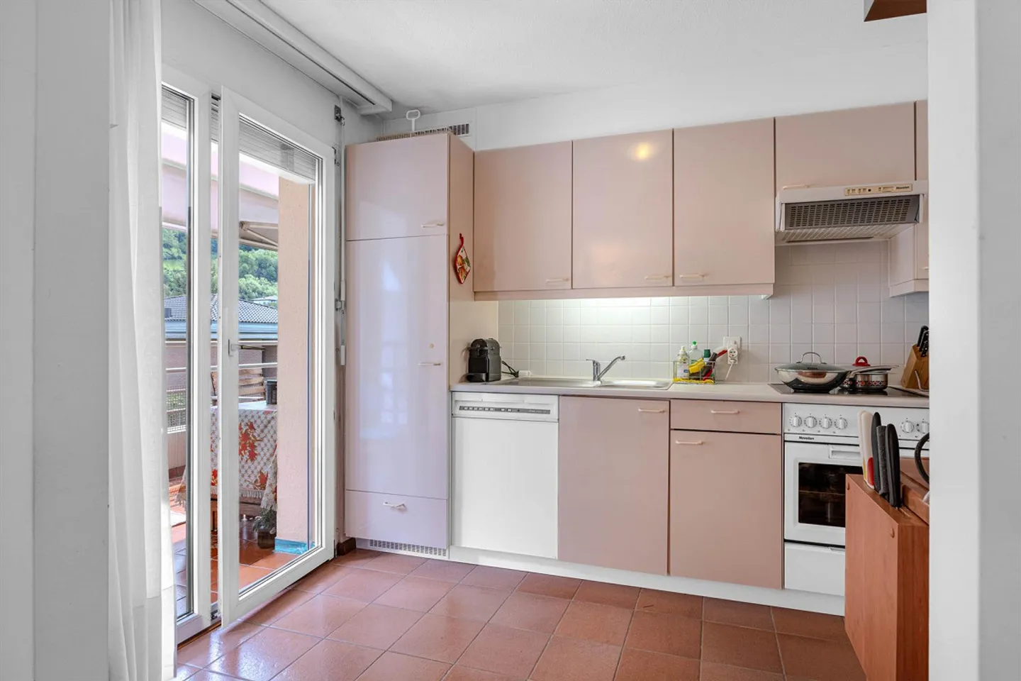 APPARTEMENT LUMINEUX DE 5,5 PIÈCES AVEC 3 TERRASSES À RIVA SAN VITALE - Photo 3 sur 10