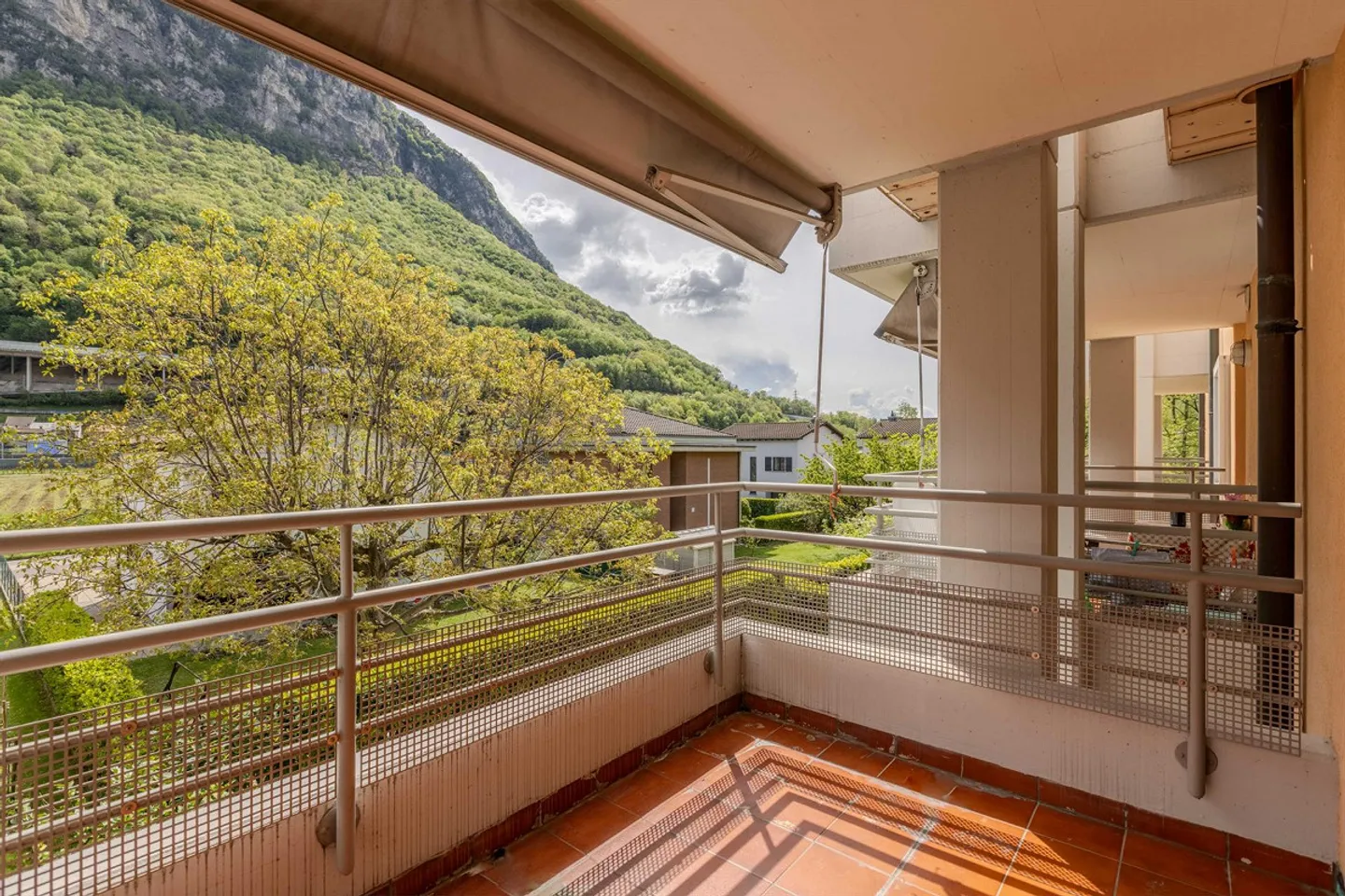 APPARTEMENT LUMINEUX DE 5,5 PIÈCES AVEC 3 TERRASSES À RIVA SAN VITALE - Photo 4 sur 10