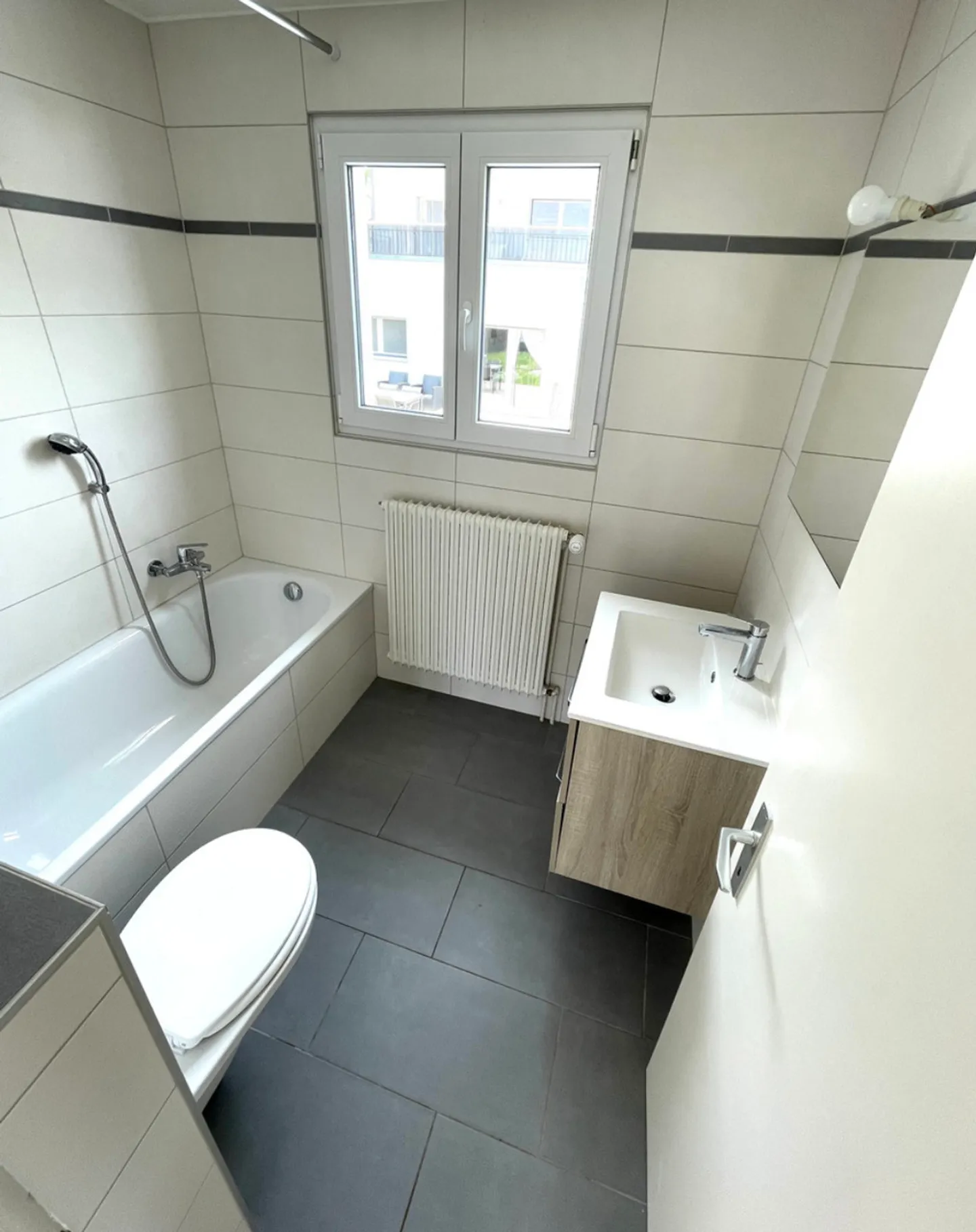 Villars-le-Grand, zu verkaufen, renoviertes 4,5-Zimmer-Haus mit Grundstück - Foto 8 von 10