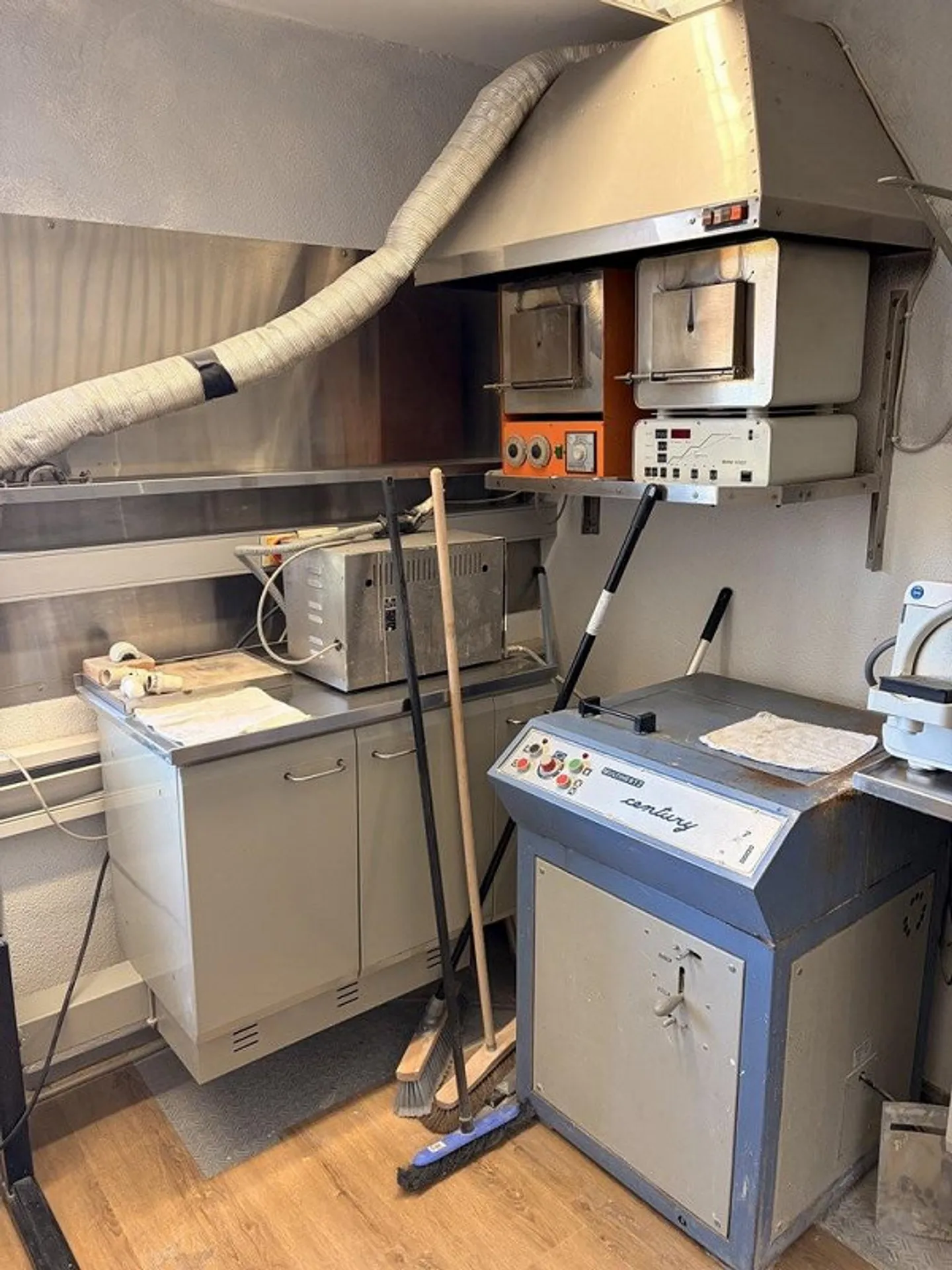 Dental Technology Laboratory for Rent in a Good Location! - Photo 5 of 9