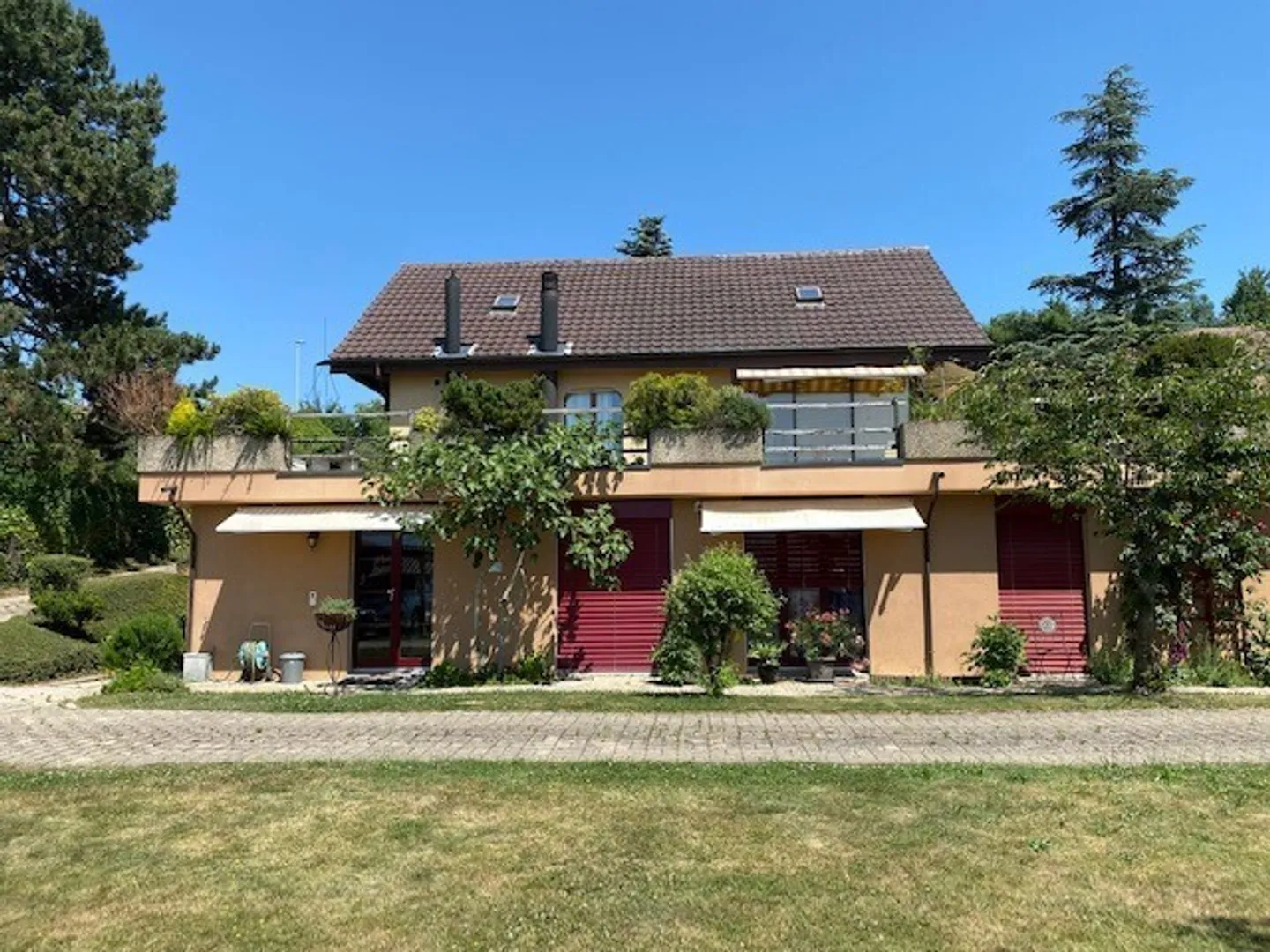 Charmante Villa mit herrlichem Blick und üppigem Garten in Bournens - Foto 1 von 13