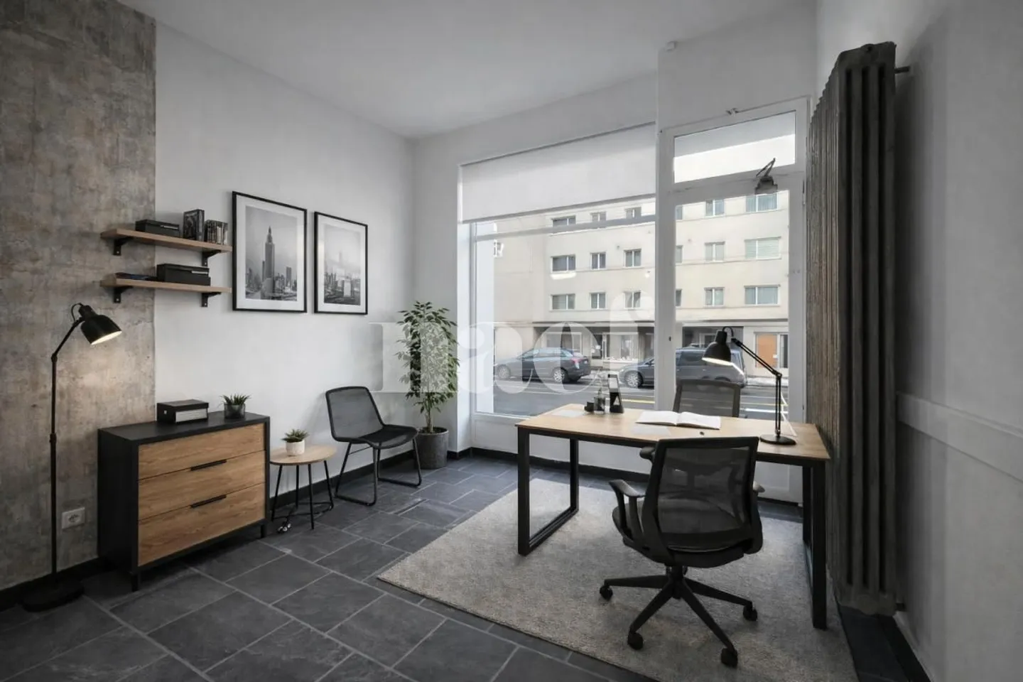 Spazio commerciale con vetrina e porta che si affaccia sulla strada - Foto 1 di 2