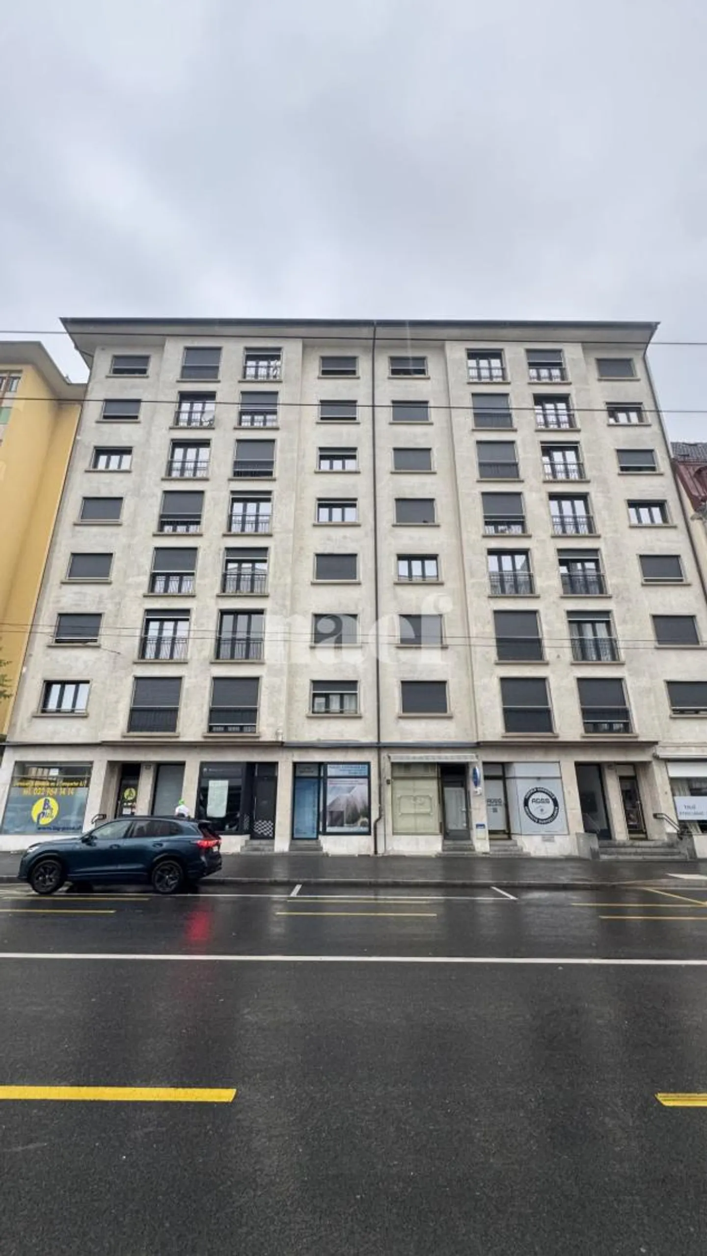 Spazio commerciale con vetrina e porta che si affaccia sulla strada - Foto 2 di 2