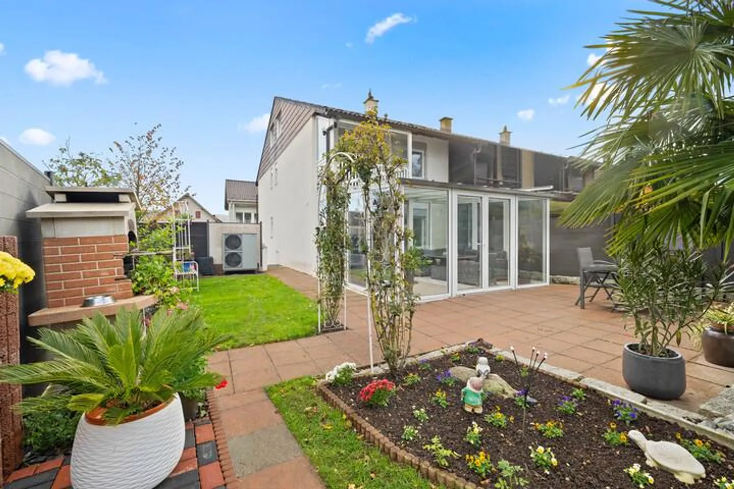 Well-maintained corner house with plenty of greenery - your retreat in the best location - Photo 1 of 8