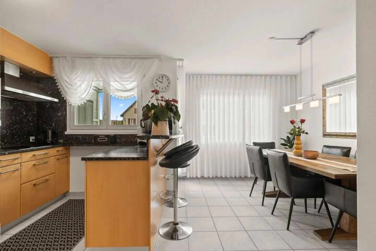 Well-maintained corner house with plenty of greenery - your retreat in the best location - Photo 4 of 8