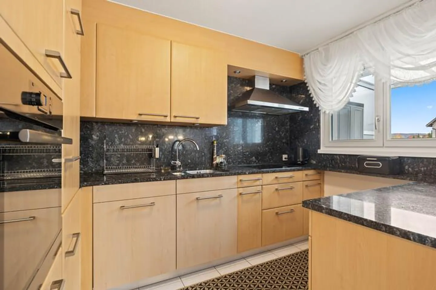 Well-maintained corner house with plenty of greenery - your retreat in the best location - Photo 5 of 8