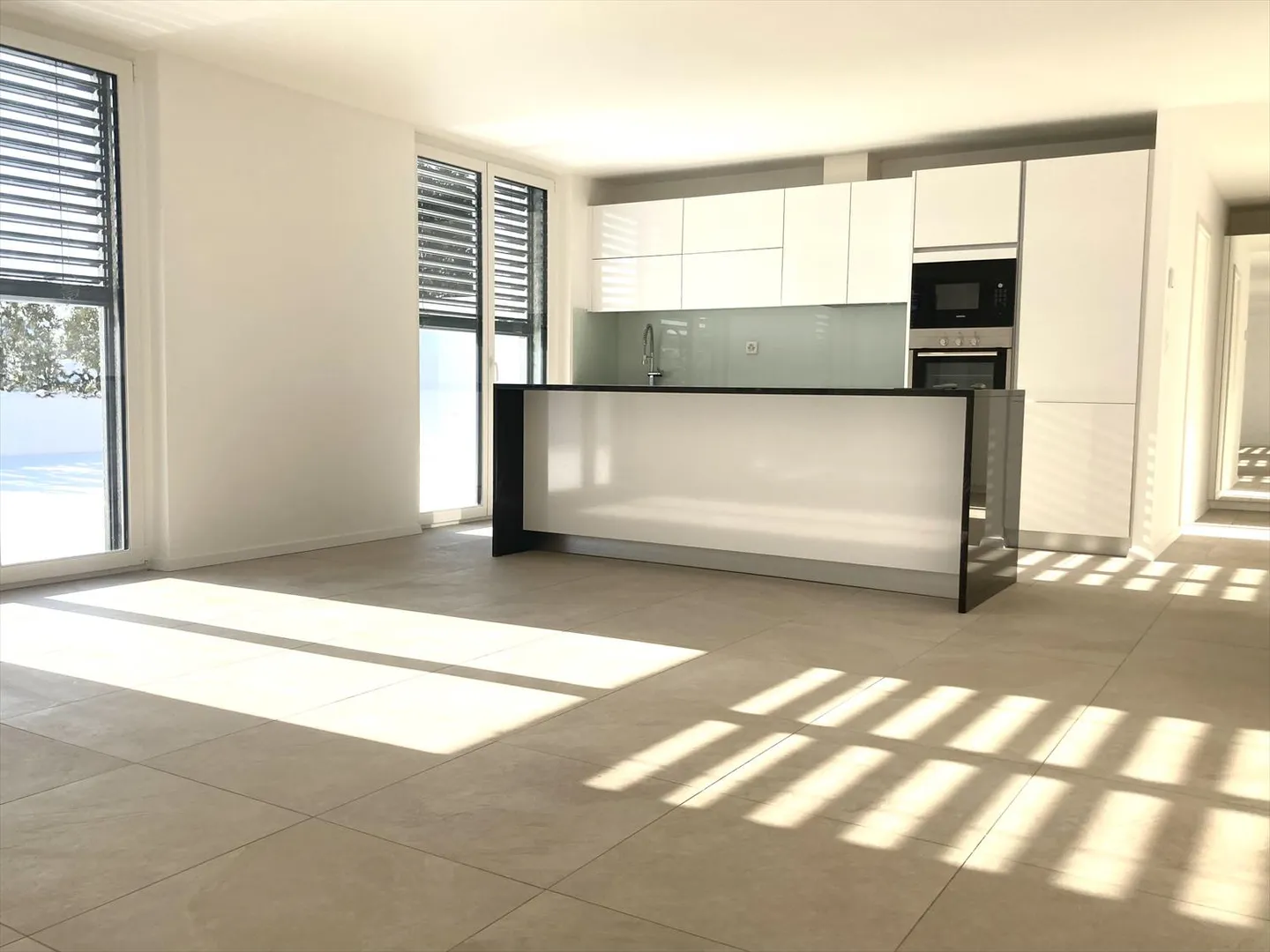 Bright Apartment with Terrace - Photo 4 of 15