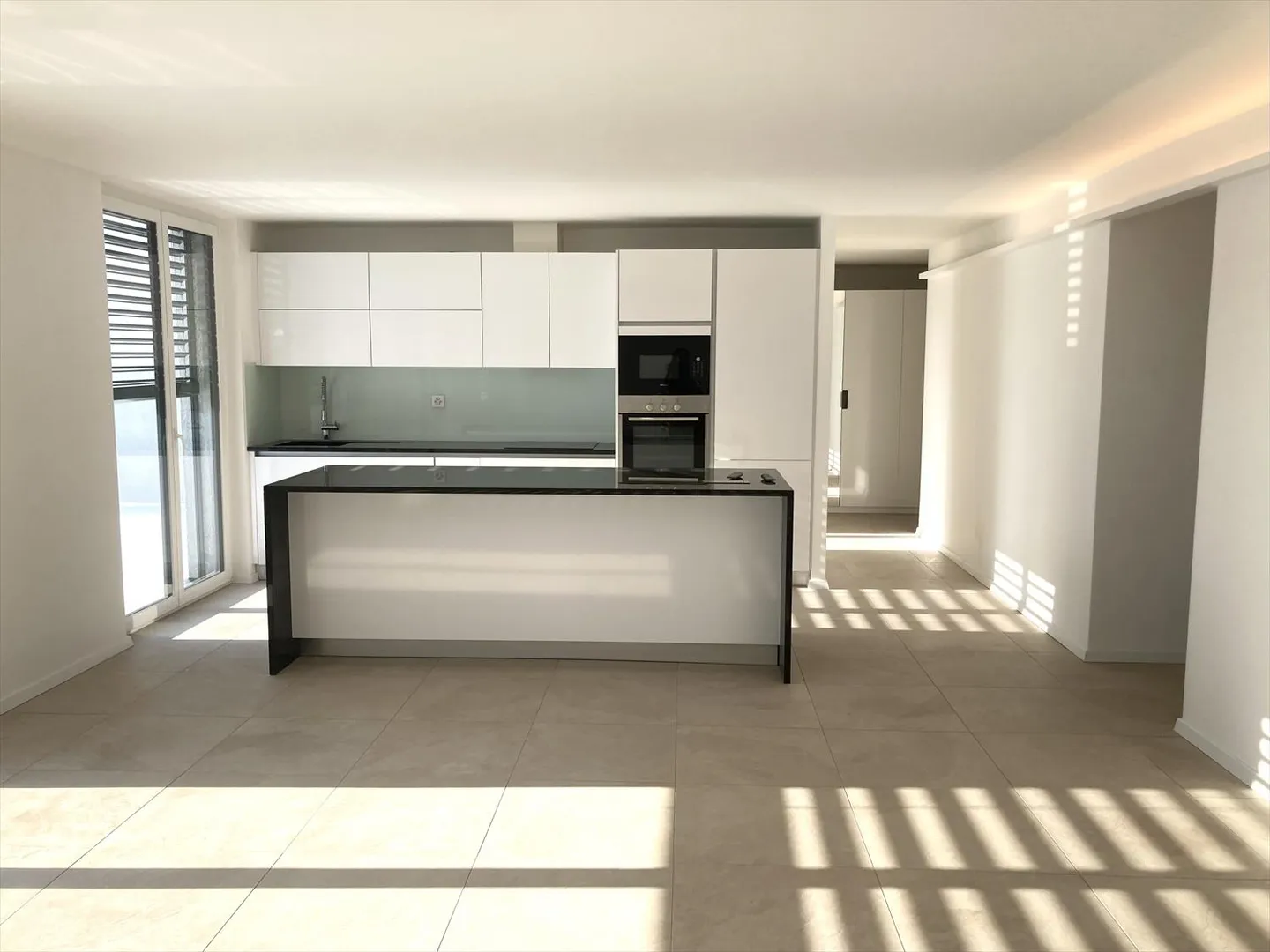 Bright Apartment with Terrace - Photo 6 of 15