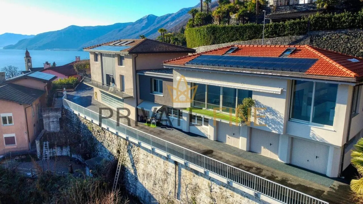 Stunning Villa with Lake View - Photo 8 of 14