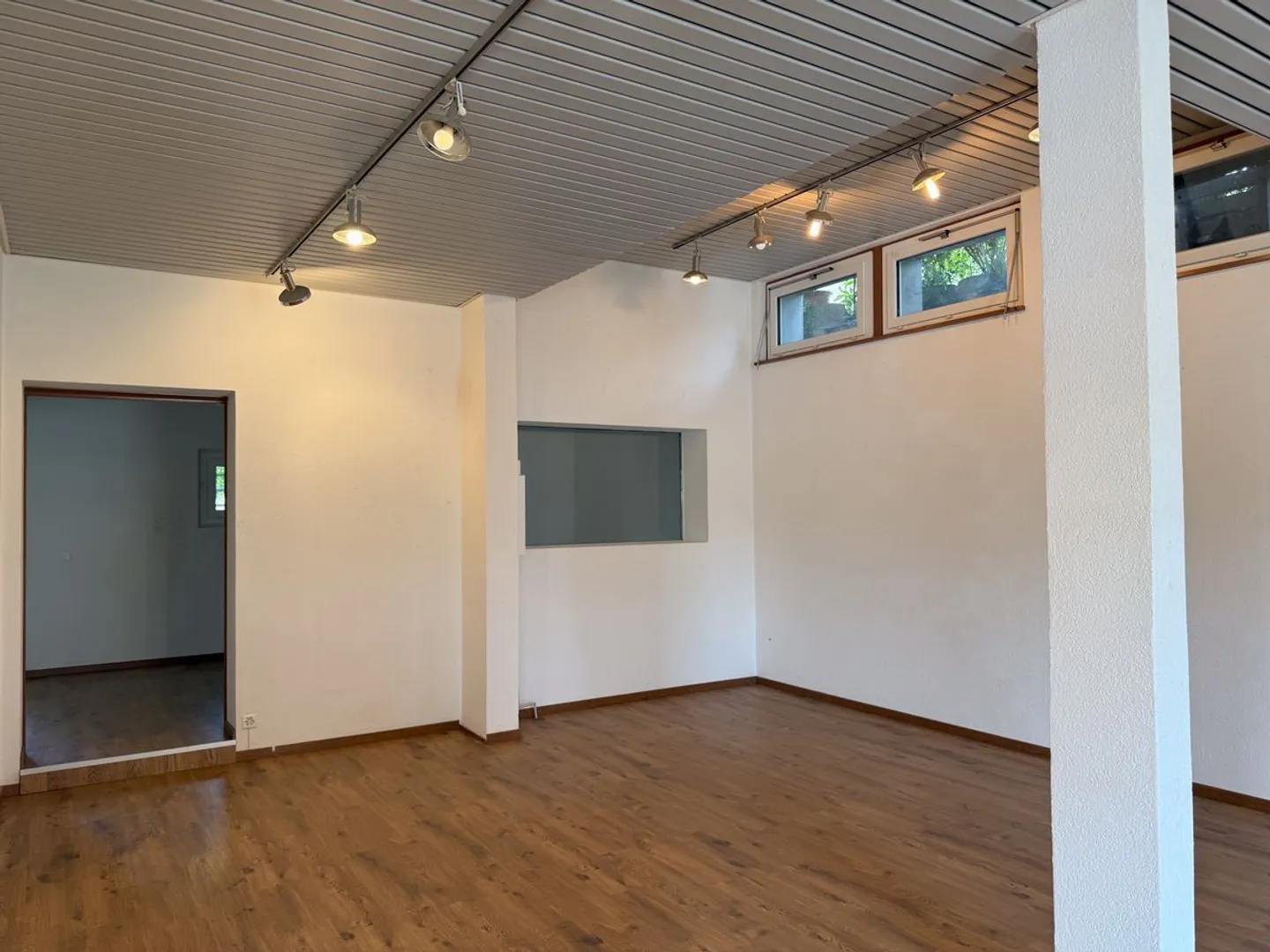 Vielseitiger Gewerberaum von 122m2 mit Keller und Parkplätzen - Foto 1 von 13