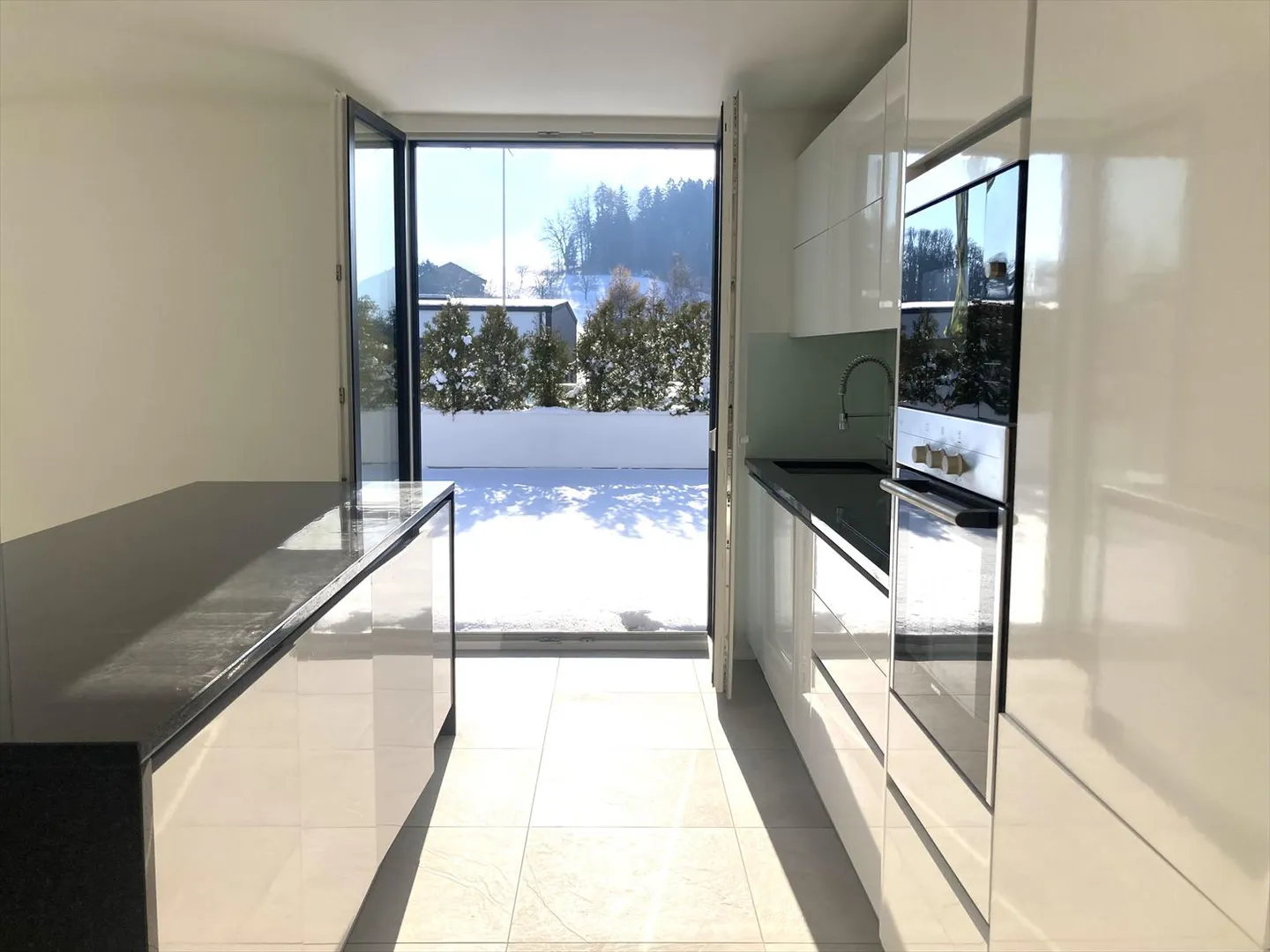 Bright Apartment with Terrace - Photo 8 of 15