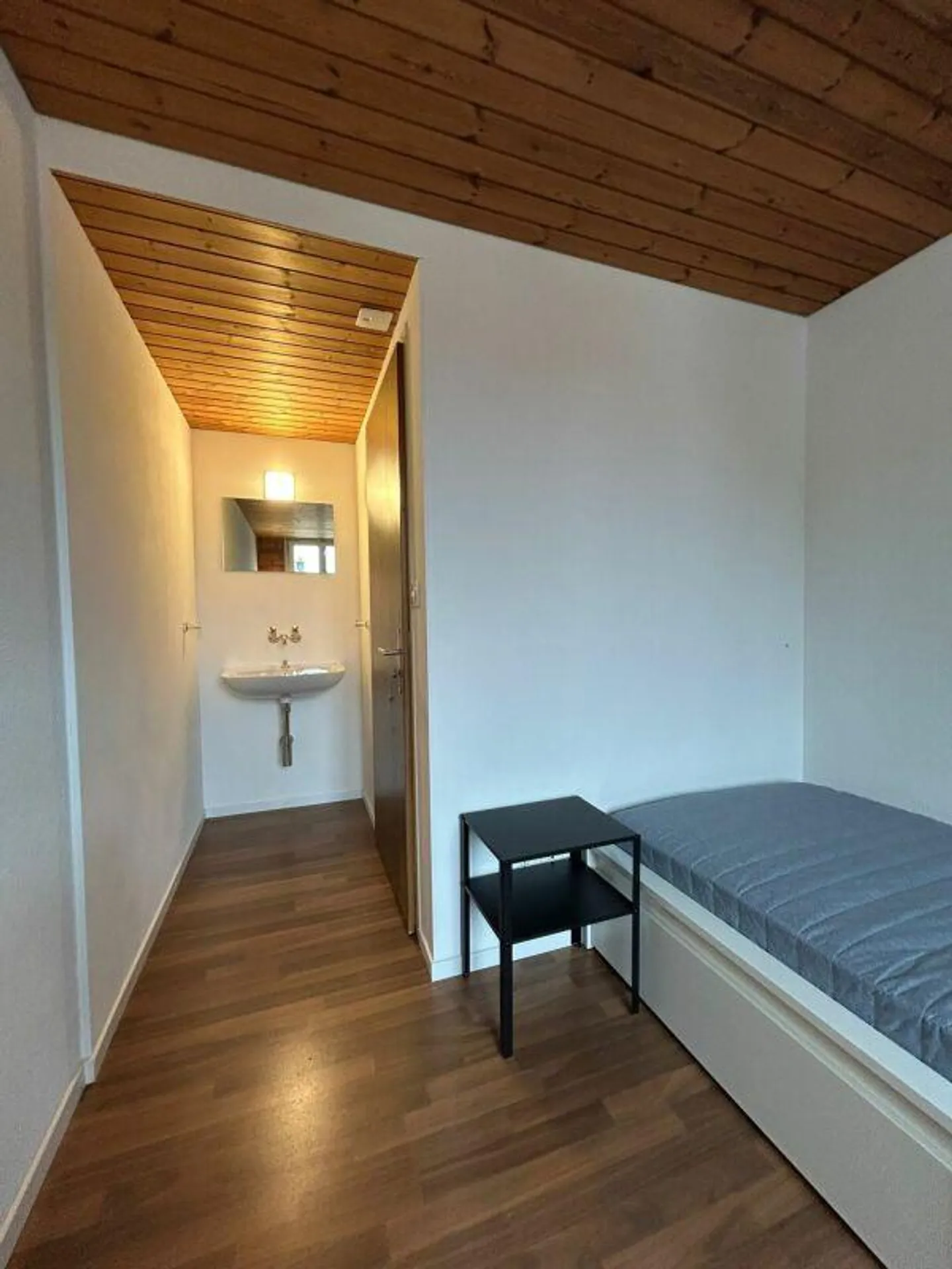 Furnished room with shared bathroom for rent - Photo 2 of 7