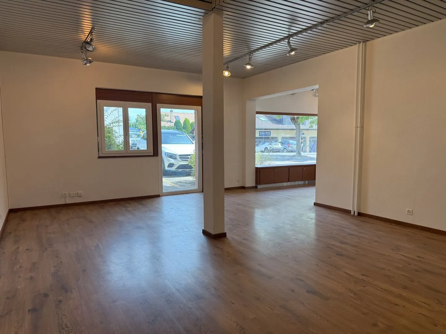 Vielseitiger Gewerberaum von 122m2 mit Keller und Parkplätzen - Foto 3 von 13