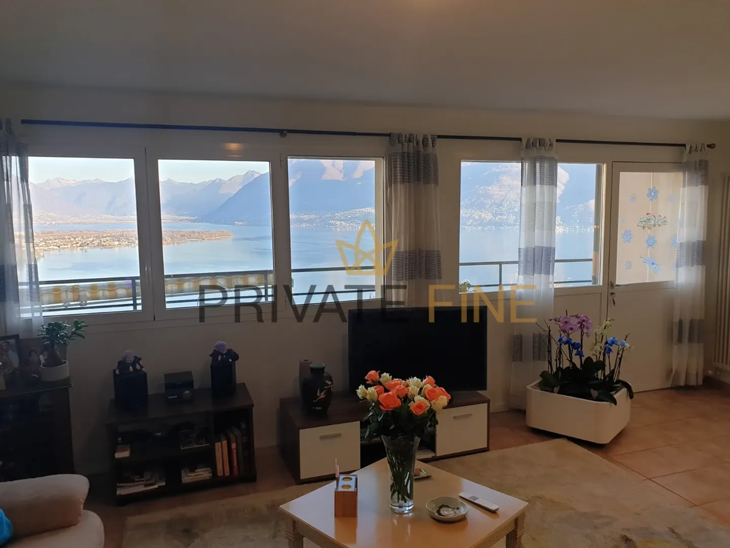 Stunning Villa with Lake View - Photo 10 of 14
