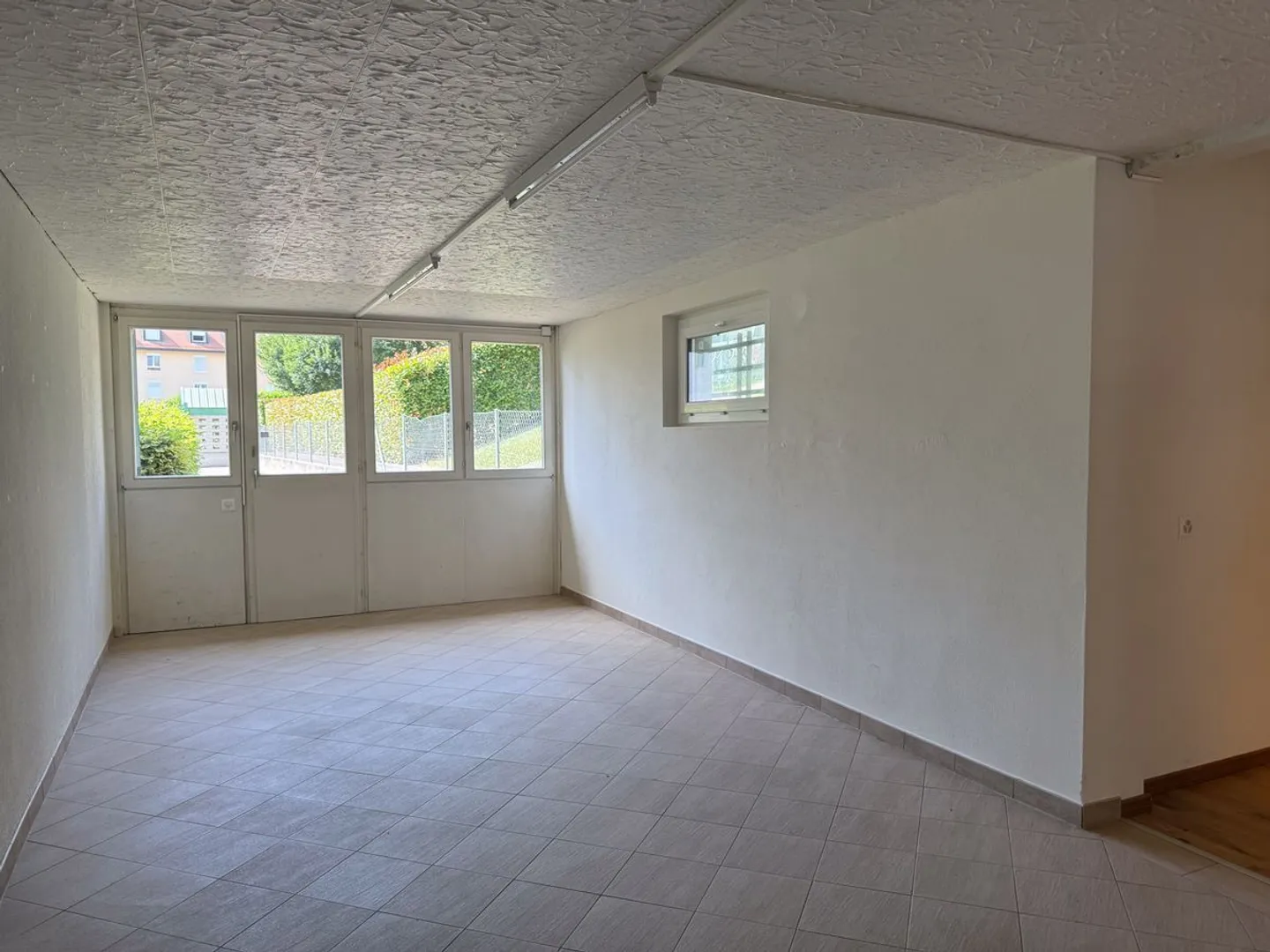 Vielseitiger Gewerberaum von 122m2 mit Keller und Parkplätzen - Foto 7 von 13